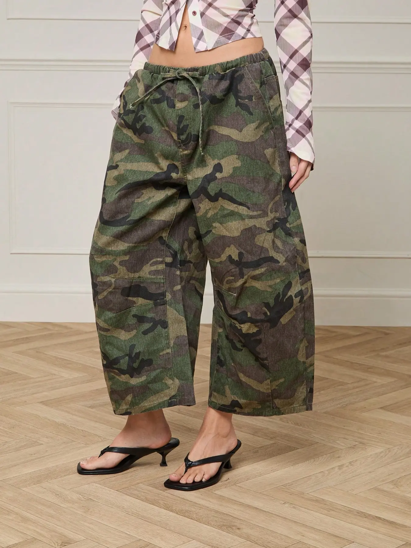 Women's Camouflage Print Workwear Jeans With Pockets, Flap Pockets, Fashionable and Functional Design, Casual Loose-Fit, All Seasons