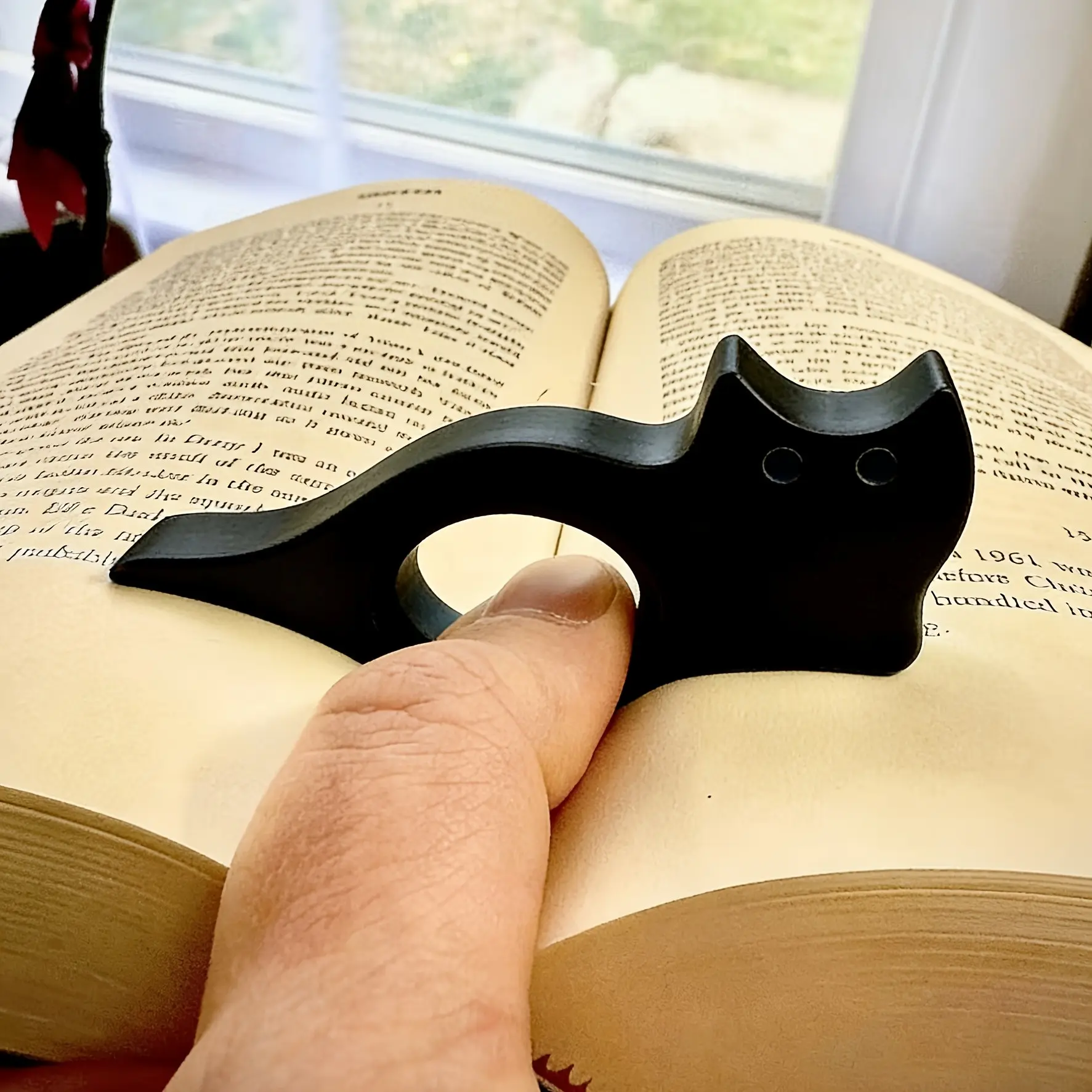 Ergonomic Thumb Bookmark for Sweaty Hands, Ideal for Reading Lovers, Single Hand Grip, Perfect Gift for Friends, Surprising Small Present