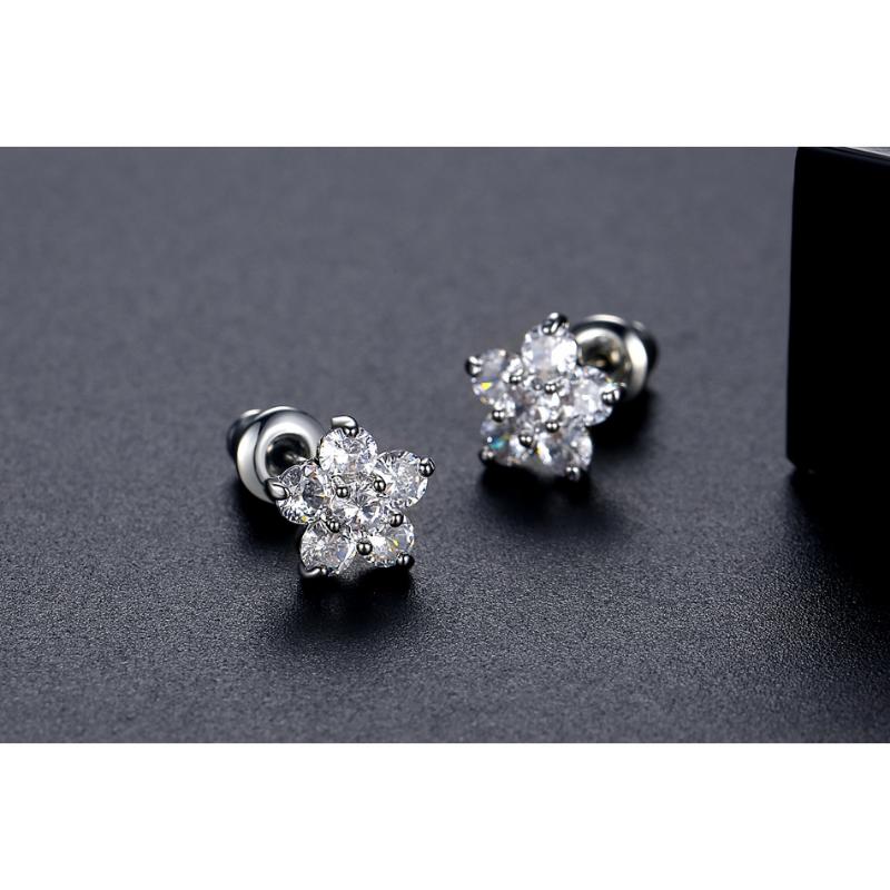 S925 Pure Silvery Moissanite Earrings in a Romantic Flower Design, Offering a Touch of Light Luxury And High-End Appeal. These Exquisite And Sweet Earrings Are Small And Perfect for Daily Wear Or Parties, Making Them an Ideal Gift for Women