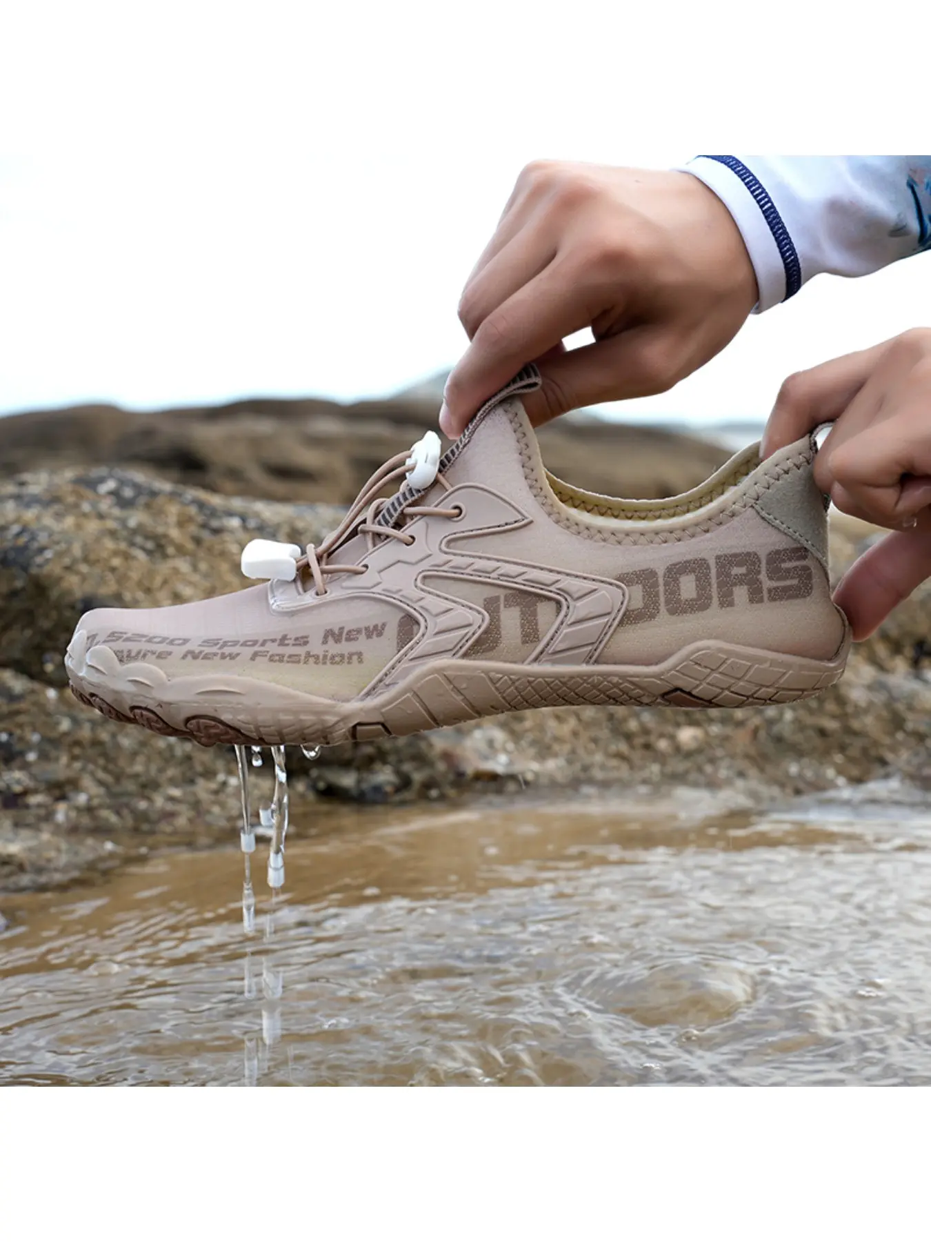 A pair of unisex outdoor river-trekking shoes for men and women—breathable, quick-drying, slip-resistant, and durable—perfect for the beach, outdoor activities, water sports, leisure wear, yoga, and fitness.