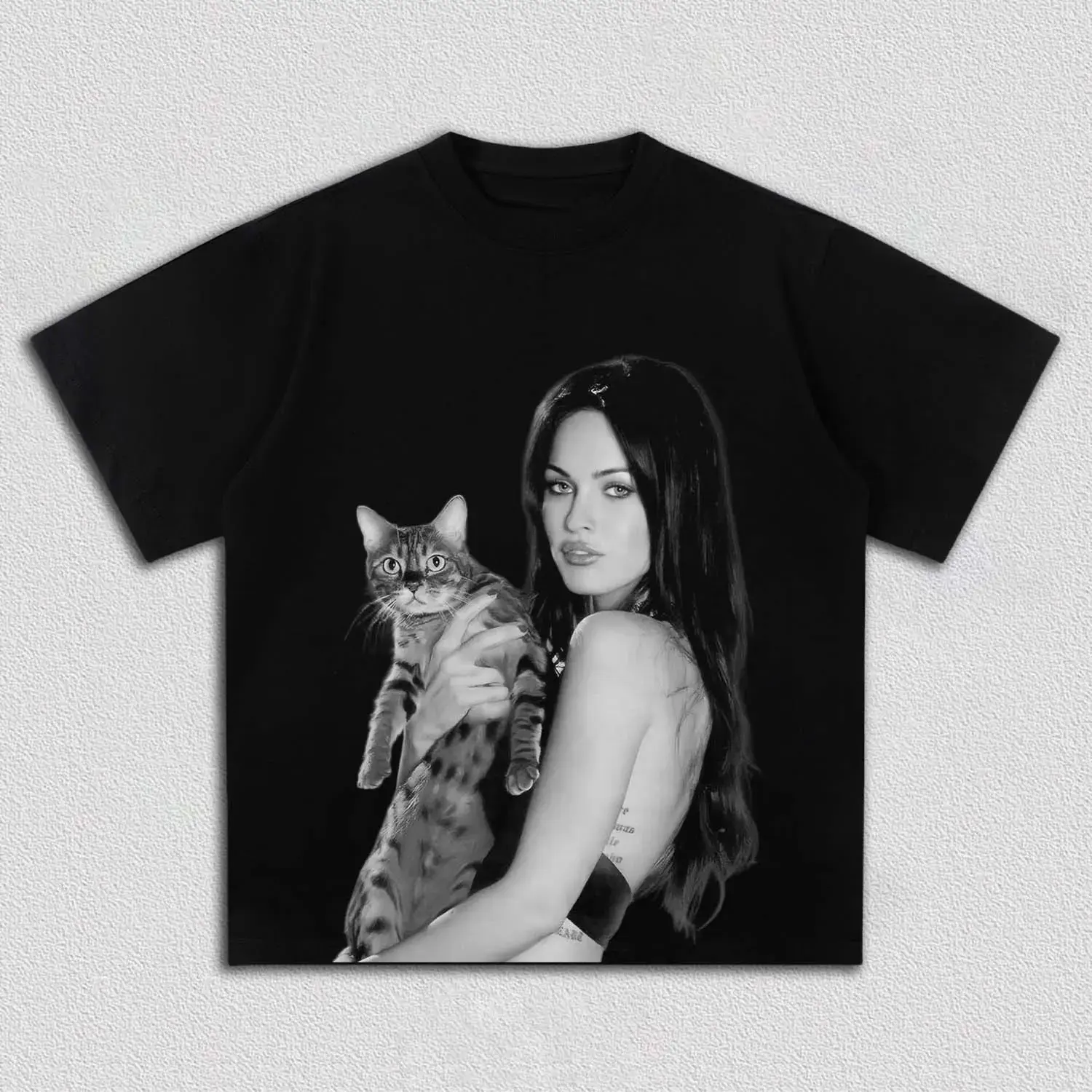 Retro Faded Megan Fox With Cat Vintage Graphic T Shirt, Bootleg Old School Black White Celebrity Portrait Print, Oversized Drop Shoulder Unisex Black Tee, Premium Heavy Cotton Goth Aesthetic Apparel For Street Style Lovers