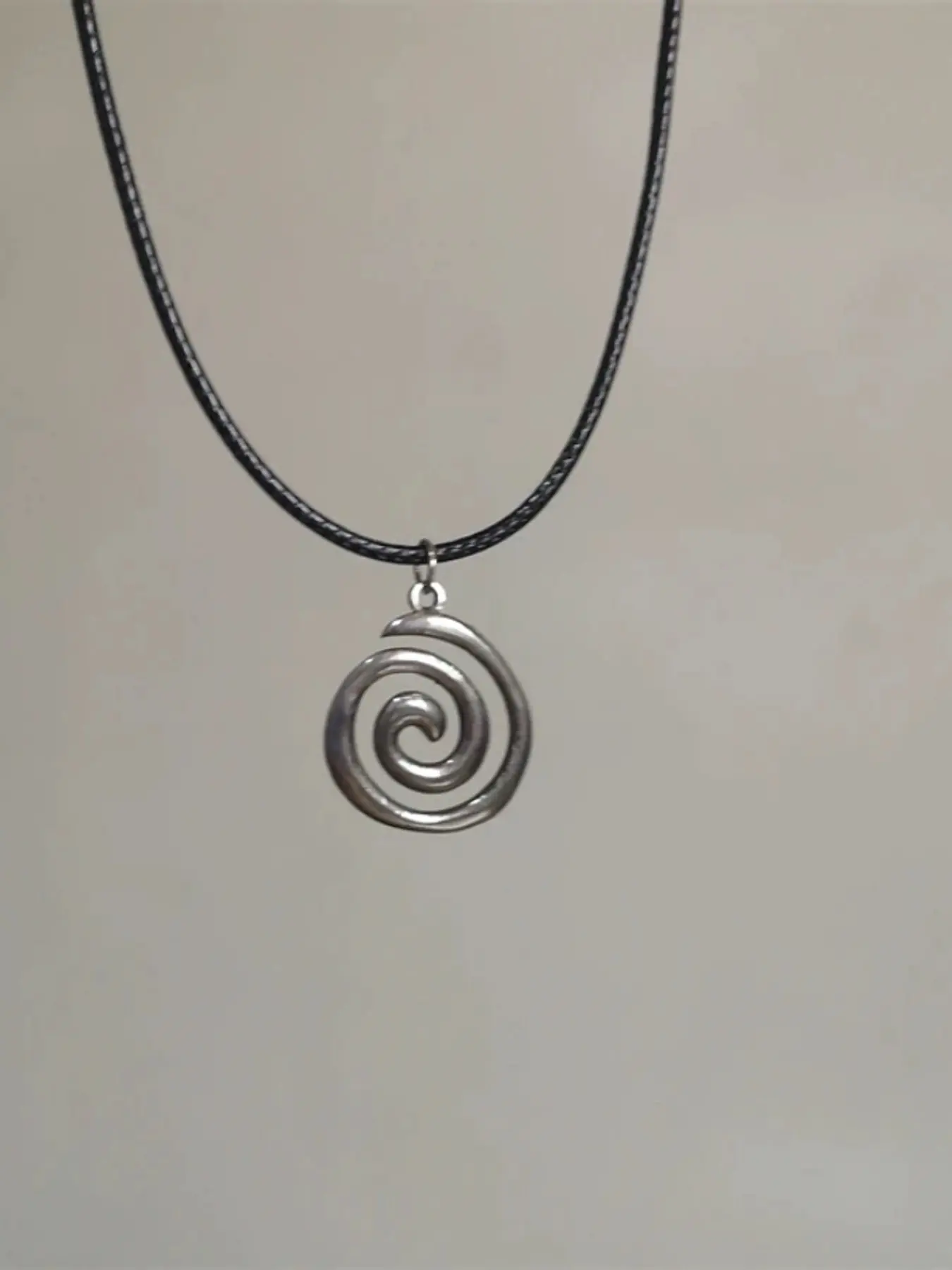 Vintage Leather Rope Irregular Vortex Pendant Necklace, Unisex Design, Perfect for Daily Wear, Stylish Accessory for Men and Women, Fashionable Accessory