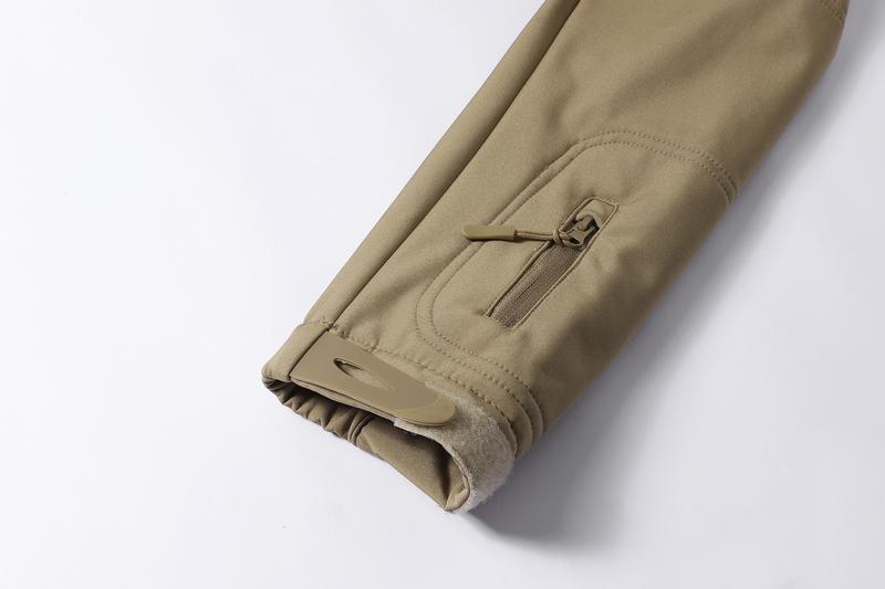 A men's hooded jacket with an outdoor and functional style features multiple zipper pockets distributed on the chest, arms, etc., making it convenient to store various small items and highly practical. Hood with drawstring closure