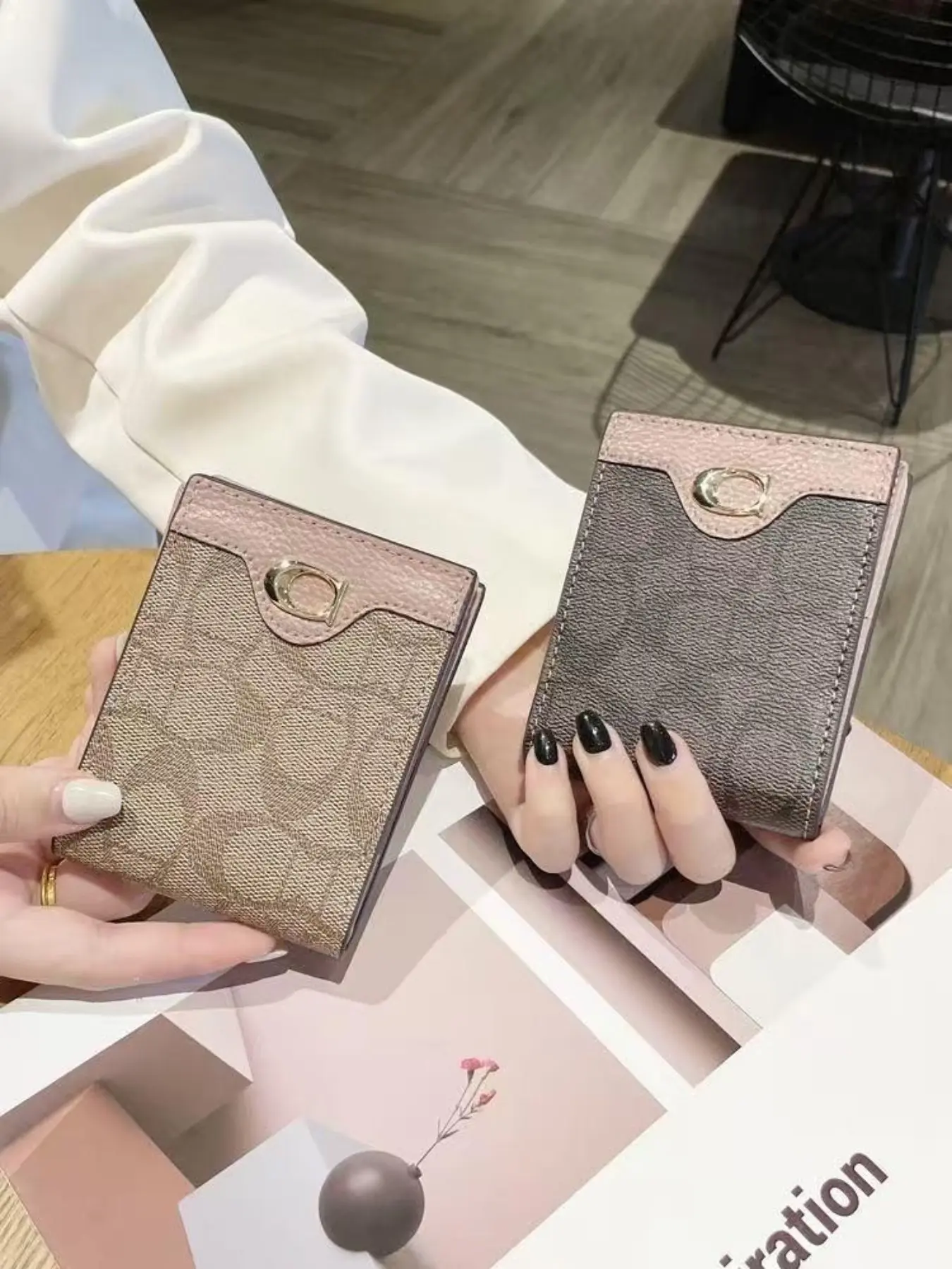 Vintage leather floral short wallet for women, contrast multi-card holder, foldable coin purse, elegant and practical