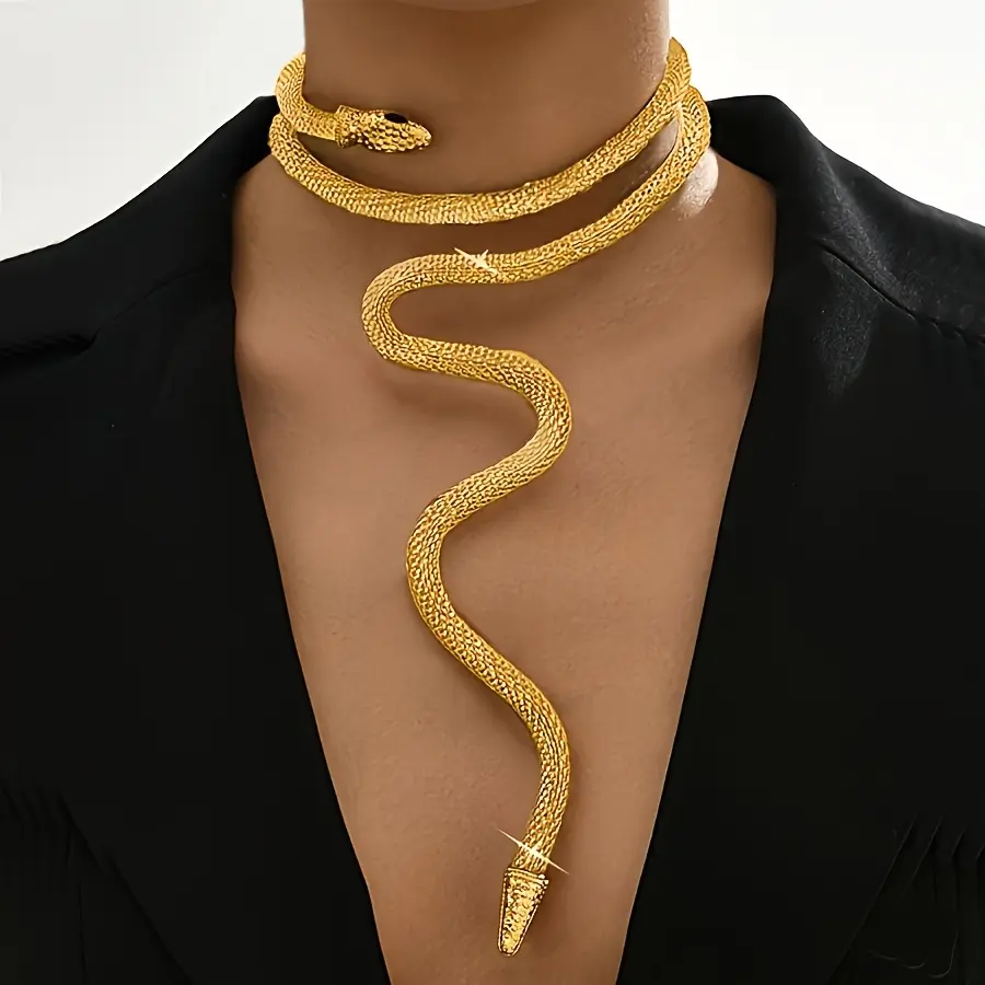 A fashionable and sexy adjustable snake chain necklace