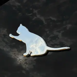 Lovely Waving Cat Car Emblem – 3D Metal Sticker for Rear Tailgate, Window & Bumper, Cute Kitten Car Decoration (Silver)