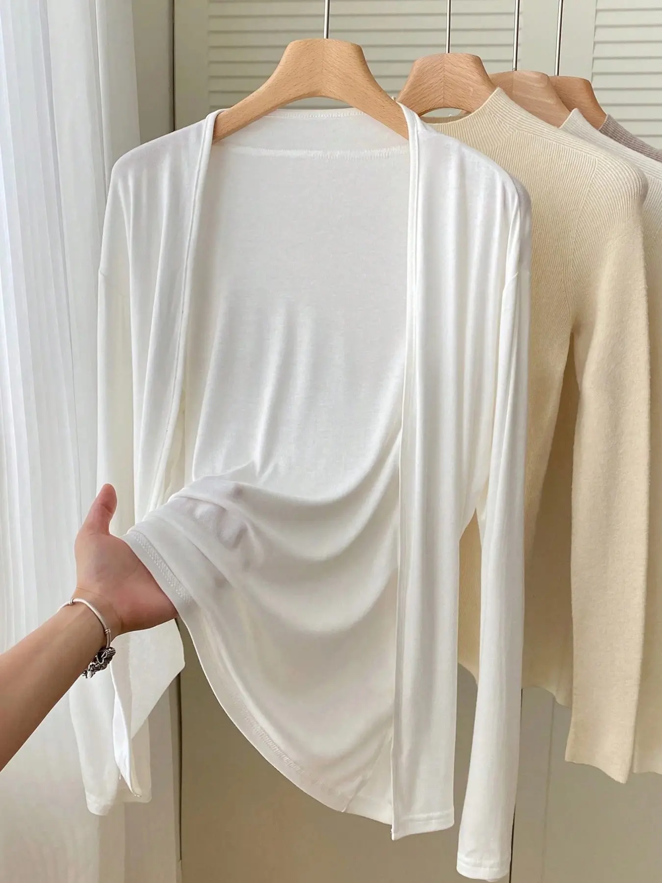 Women's Buttonless Long Sleeve Lightweight Cardigan, Loose Fit Casual Outerwear, Solid Color Layering Jacket, Minimalist Versatile Shawl