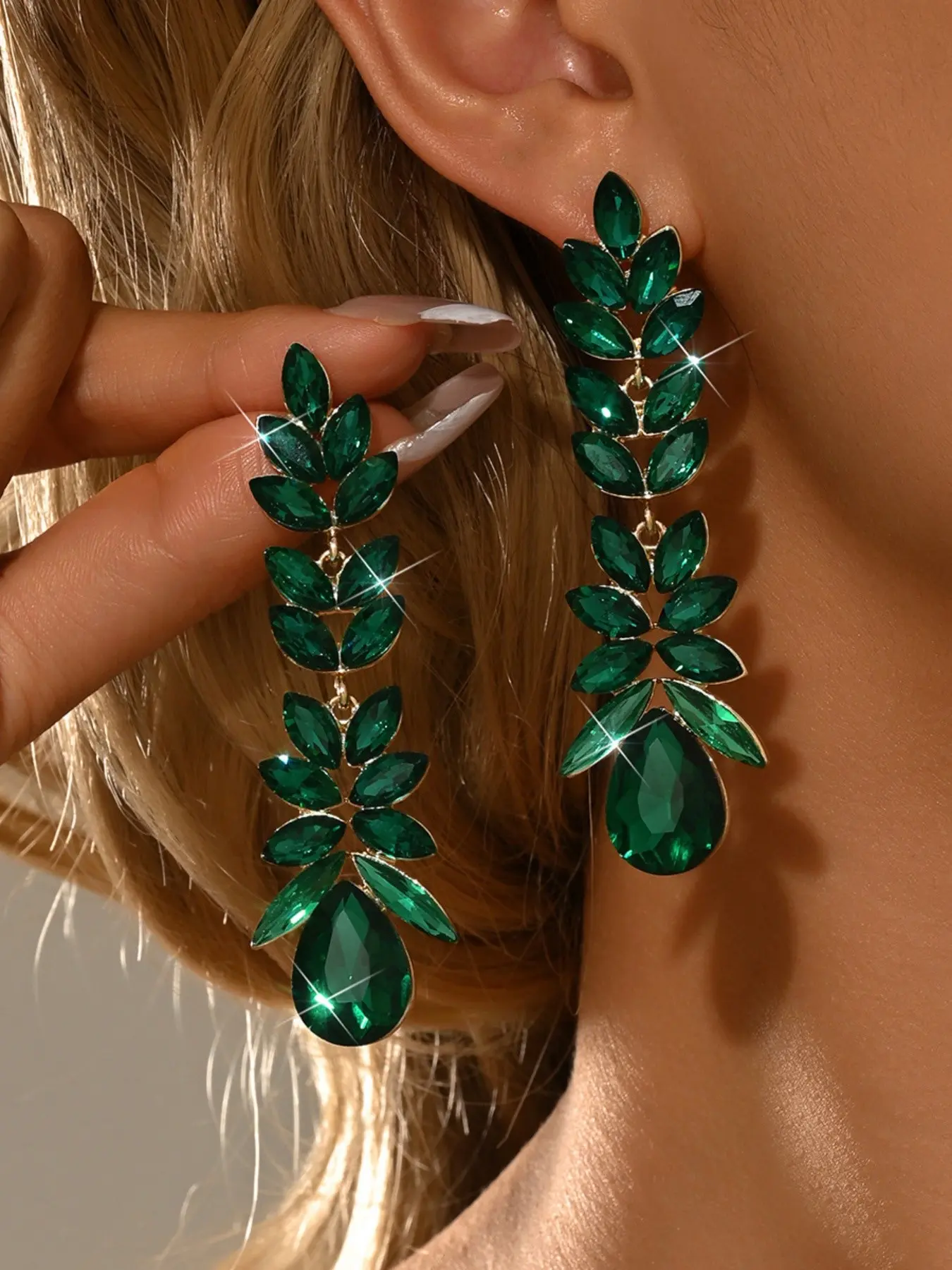 1 pair of stylish and elegant women's long rhinestone earrings, with a luxurious personality and exquisite earrings suitable for parties to wear