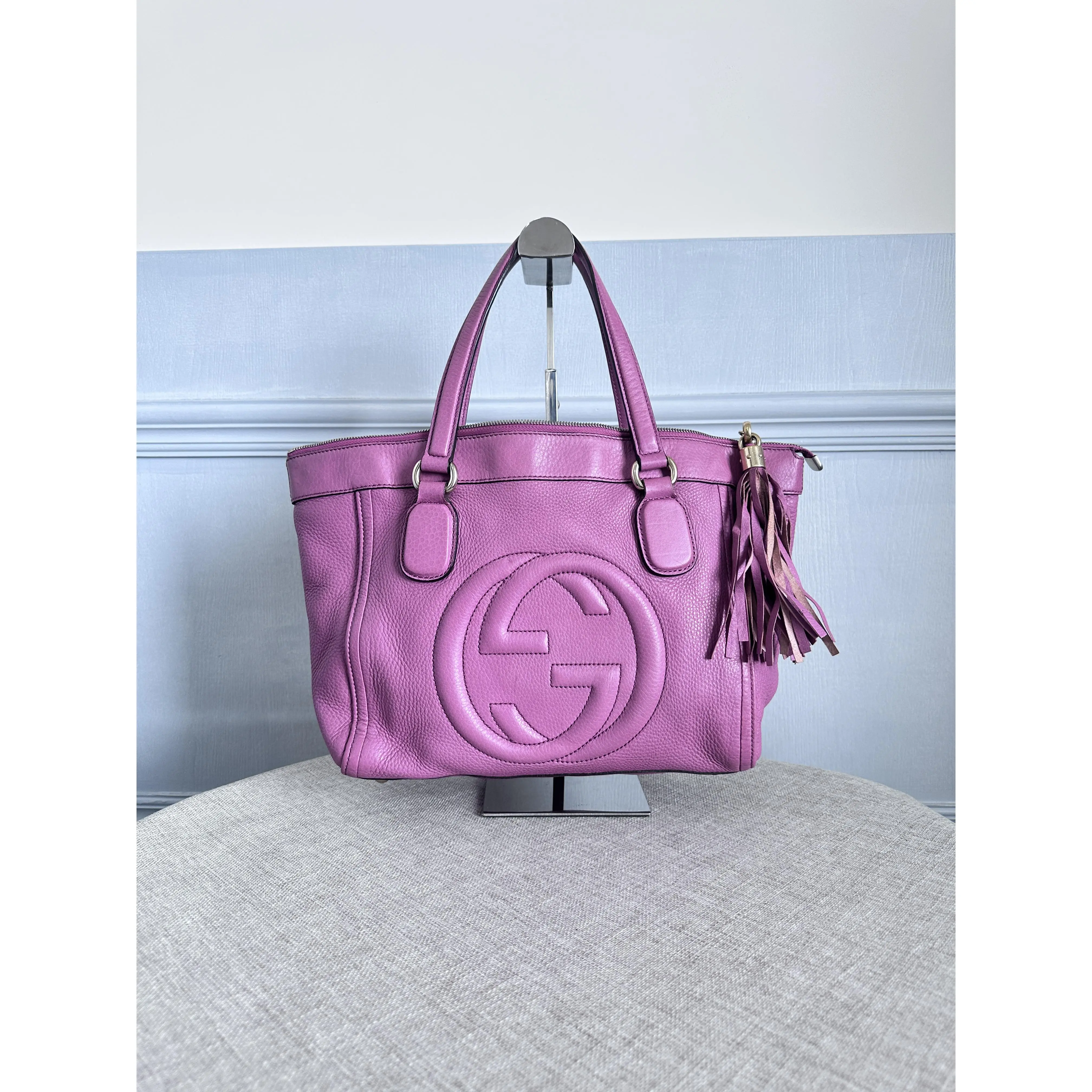 Pre-owned GUCCI Magenta Pebbled Leather Interlocking G Top Handle Tote Bag Leather Tassel Charm, Daily Use Bags, Metal Rings, Large Logo, Room Sized, Top Zipper