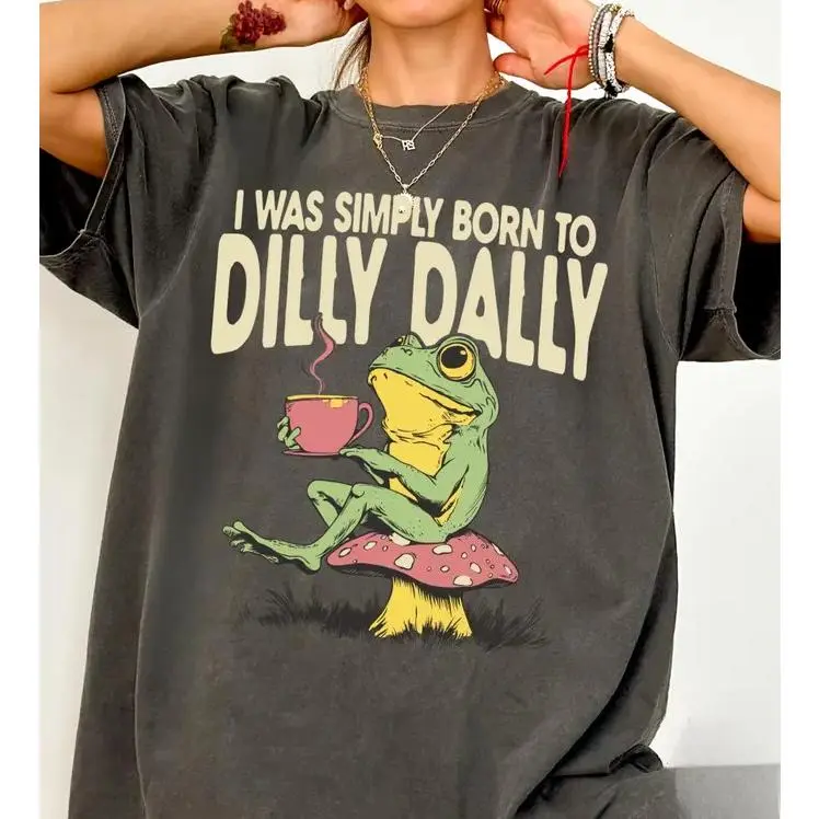 Dilly Dally Frog Drink Tea On Mushroom Retro Graphic Oversized Comfort Washed Cotton T-Shirt, Cute Lazy Frog Aesthetic Outfit, Funny Valentine Gift For Relax Lovers, Best Vintage Frog Holiday Present Fashion Tee