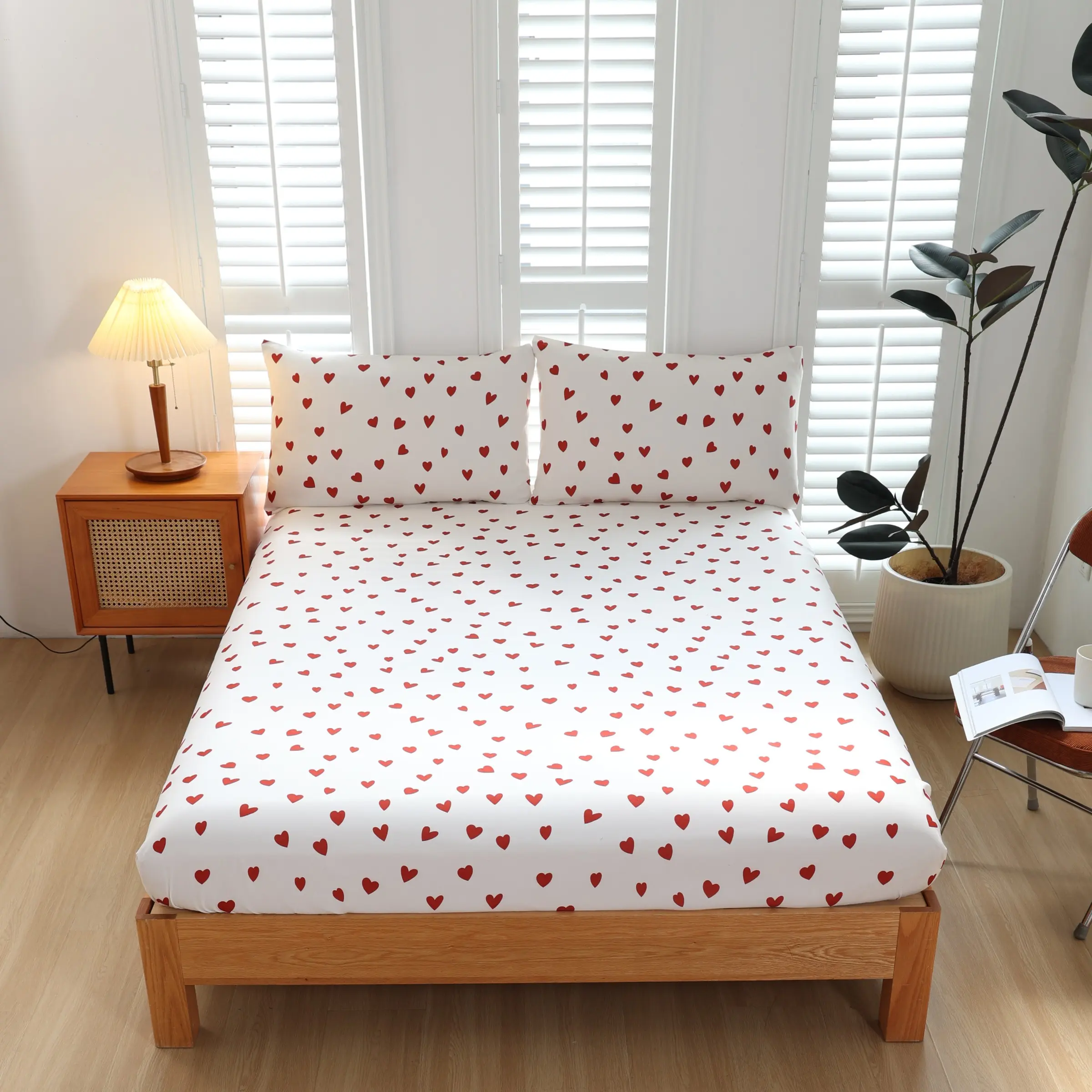 Simple Love Print Fitted Sheet Set, 1 fitted sheet + 2 pillowcases, no inserts included. Soft and comfortable bedding set, suitable for bedrooms and guest rooms, deep pocket design.
