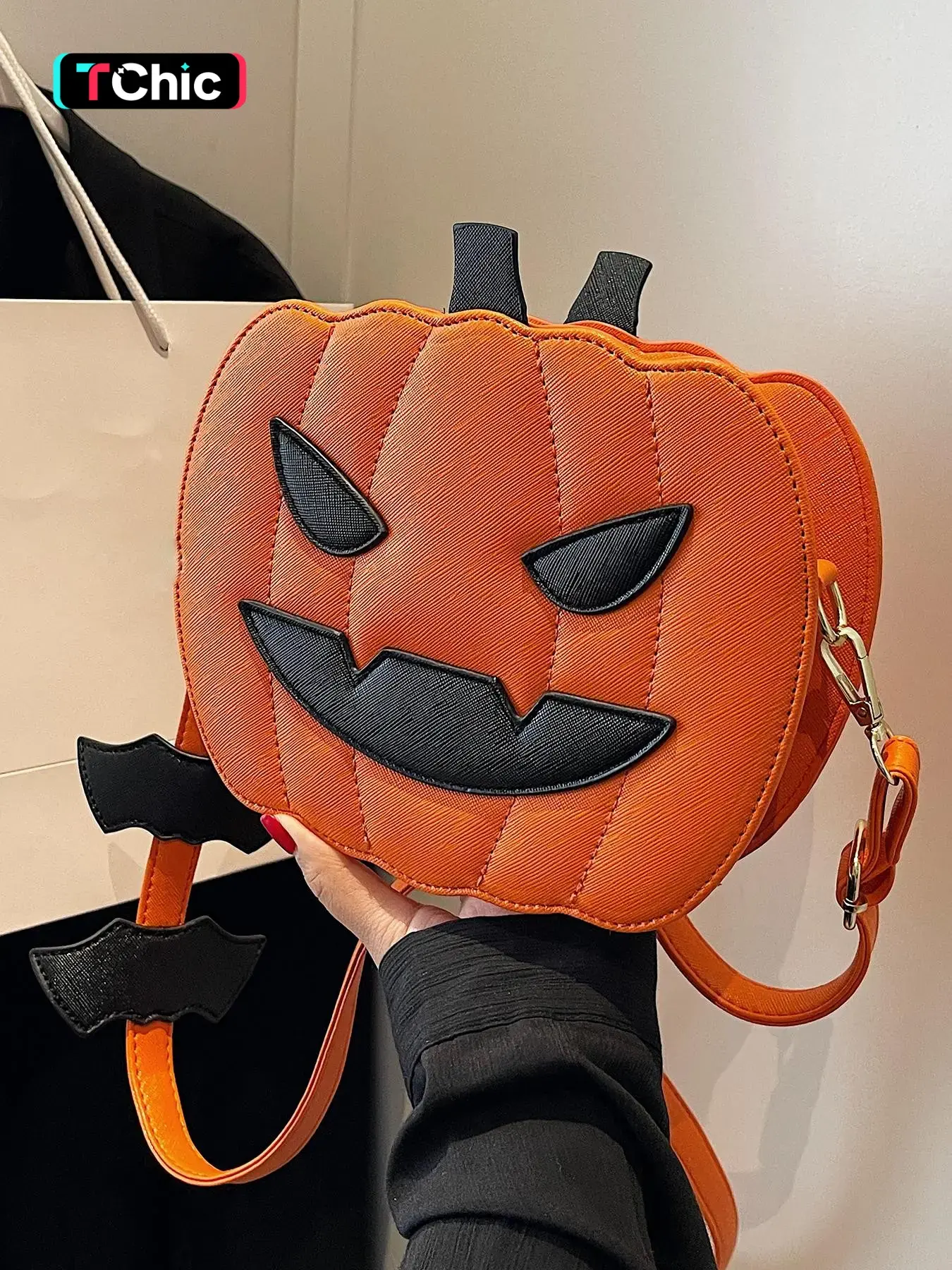 Halloween pumpkin face women's crossbody bag, cute Jack O lantern shaped shoulder bag with bat decoration strap, fun and novel mini handbag for Halloween party role-playing daily costumes