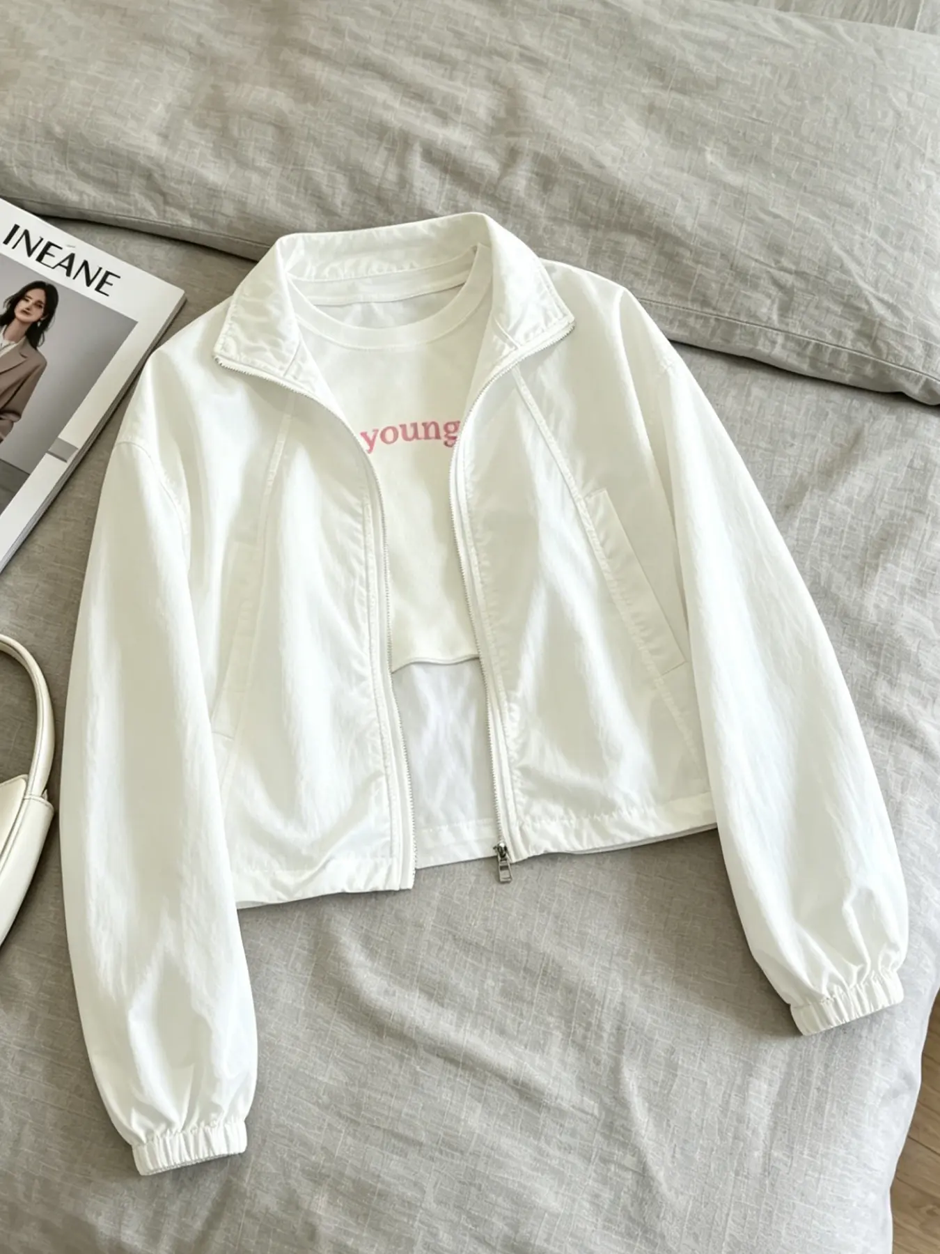 A women's fashionable pure white stand up collar zipper jacket, solid color jackets, with lightweight and slightly wrinkled sleeves and side pockets, suitable for commuting, outdoor play, indoor and outdoor wear