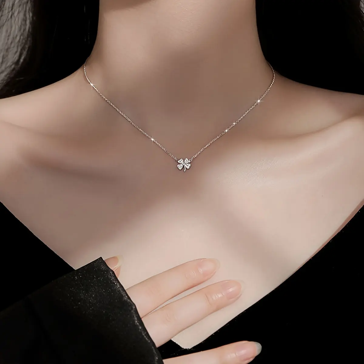 1 piece of women's fashion necklace, ins-style elegant diamond-embellished lucky four-leaf clover pendant necklace, suitable for gifts and daily wear