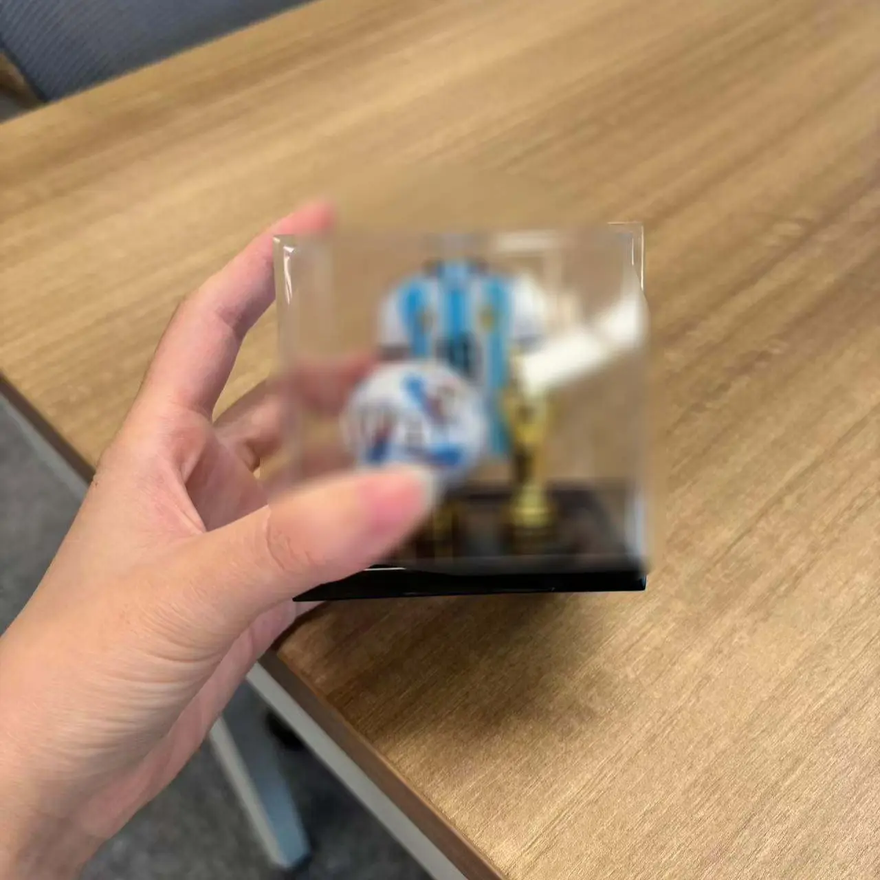 Spain Inspired Miniature Football Trophy & Jersey Set, Clear Display Box, Desktop Fan Ornament, Perfect Gift for Soccer Enthusiasts