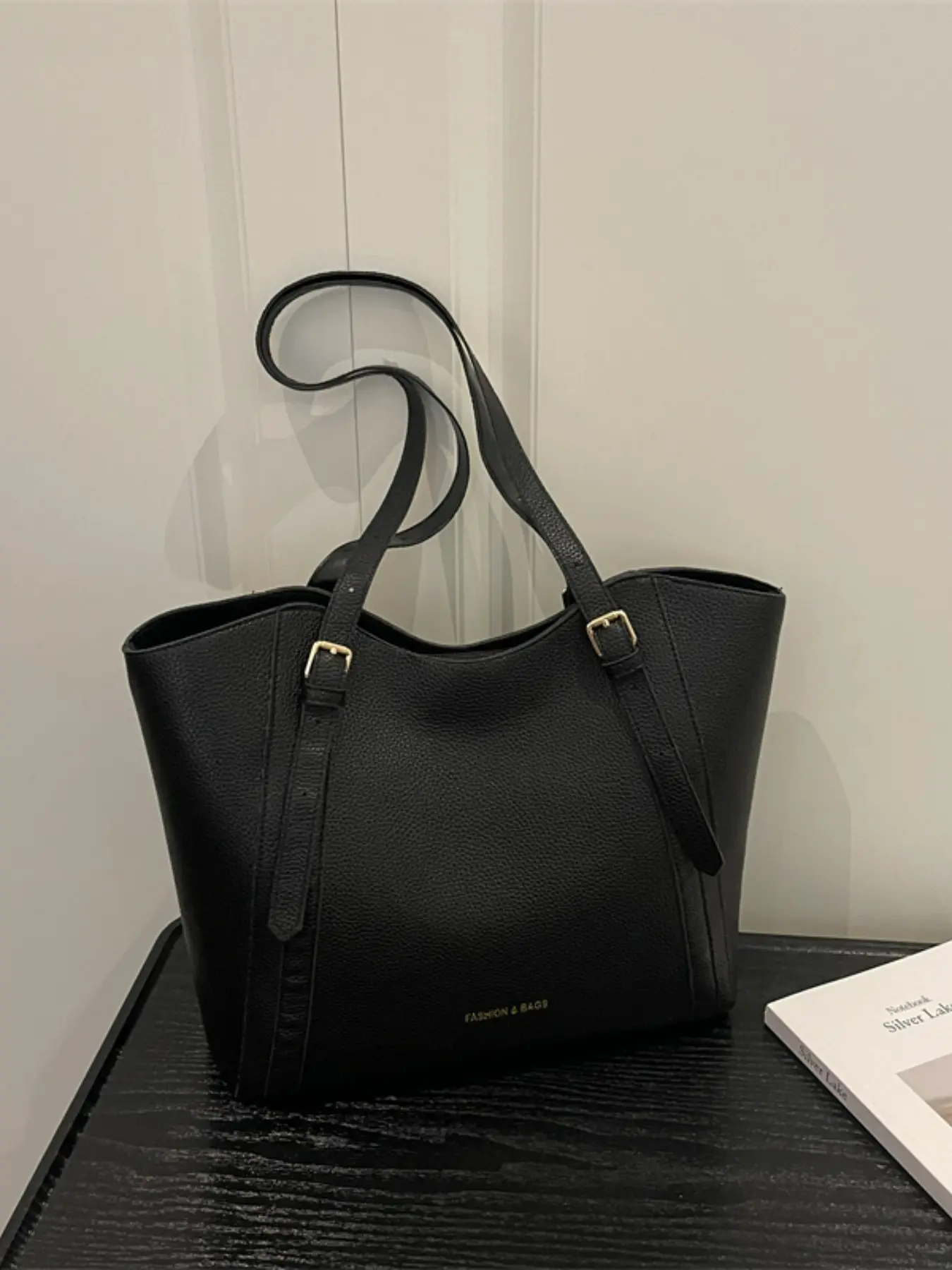 Fashionable New Daily Commute Lightweight Large Capacity Tote Bag, Stylish Shopping Crossbody Shoulder Bag, Versatile Design