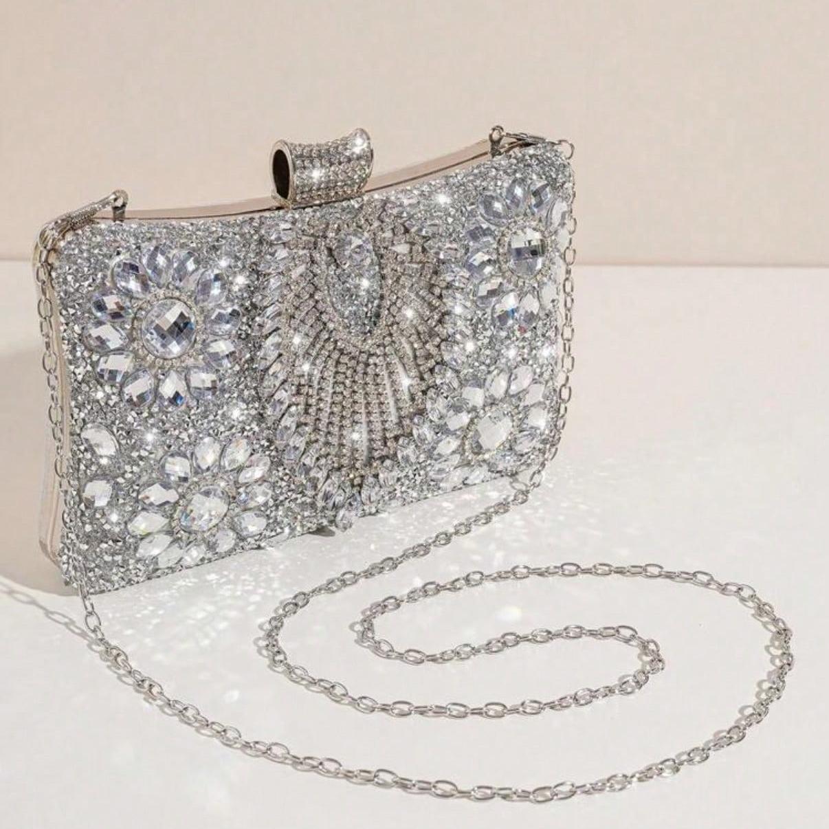 Silver Rhinestone-Embellished Evening Clutch with Detachable Chain a Versatile Shoulder, Crossbody, or Party Wallet. This fully rhinestone-covered mini bag is perfect for parties, weddings, Christmas celebrations, and similar occasions.