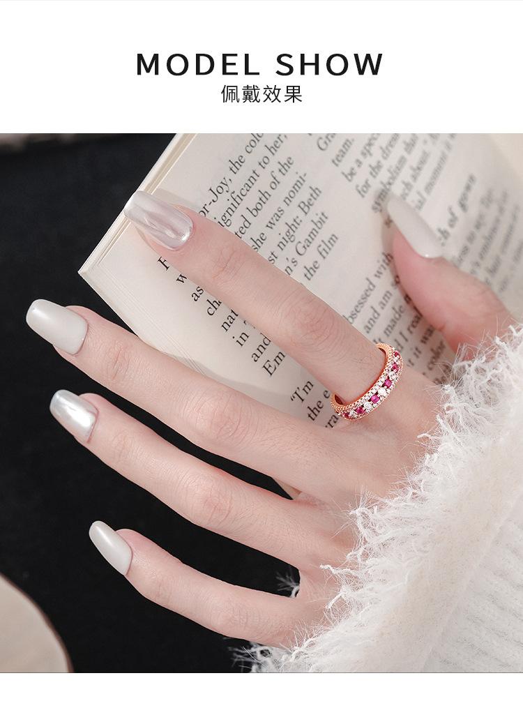 The new pink diamond ring for young girls with white diamonds and a full ring of pink diamonds exudes an exquisite and high-end feel