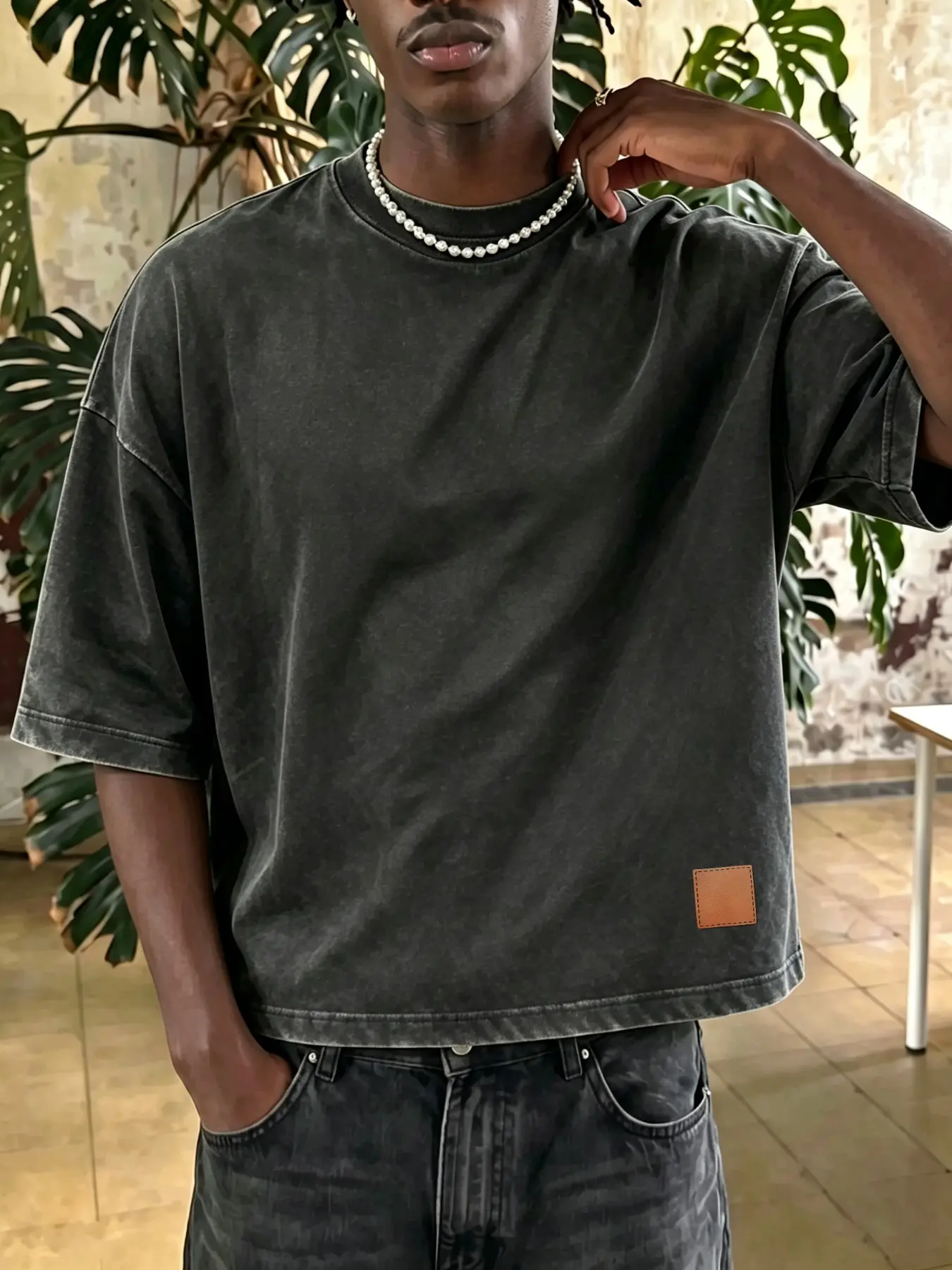 Washed short-sleeved T-shirt with a simple leather logo pattern, short and wide fit, made of sweat-absorbent and breathable cotton fabric, suitable for daily commutes and various occasions, Y2K style, a wardrobe essential.