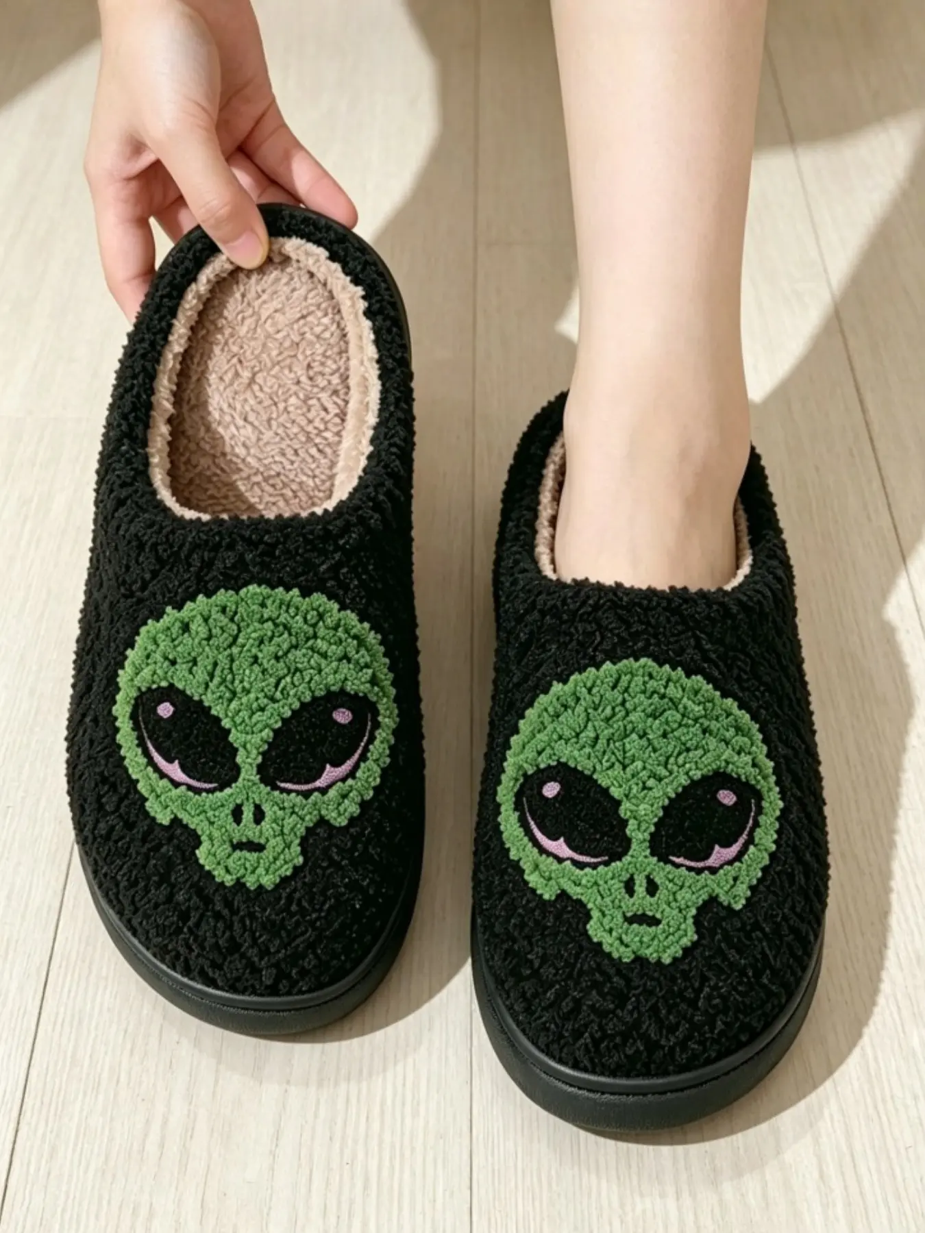 Women's Cartoon Alien Pattern Slippers, Soft Fuzzy Lining, Non-Slip Rubber Sole, Casual Home Footwear, All Seasons Comfort