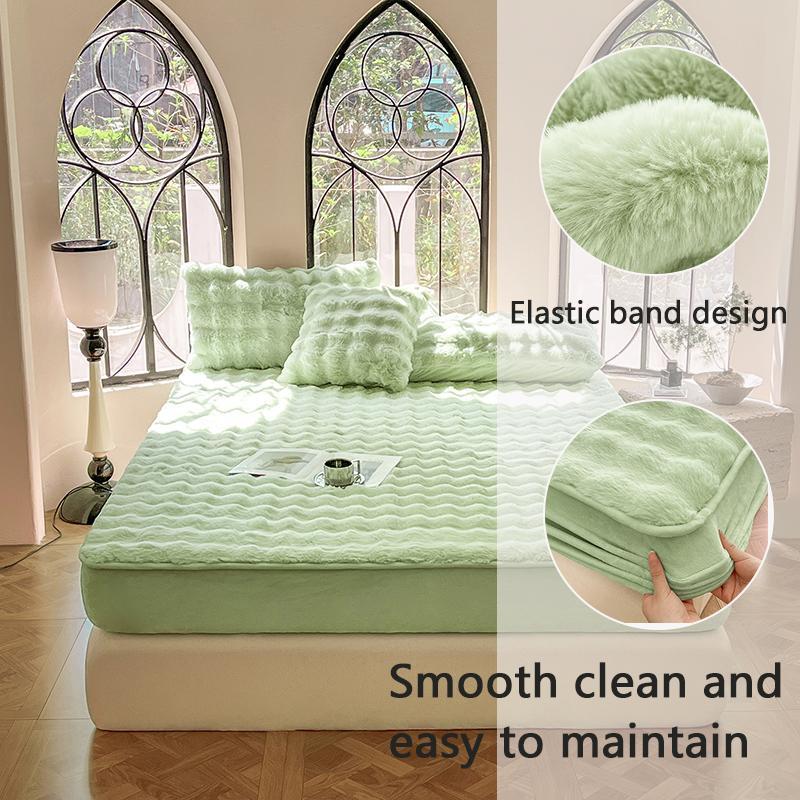 A washable bed cover made of imitation rabbit hair, made of soft and comfortable fabric, suitable for cold weather, with a simple style, used in bedrooms