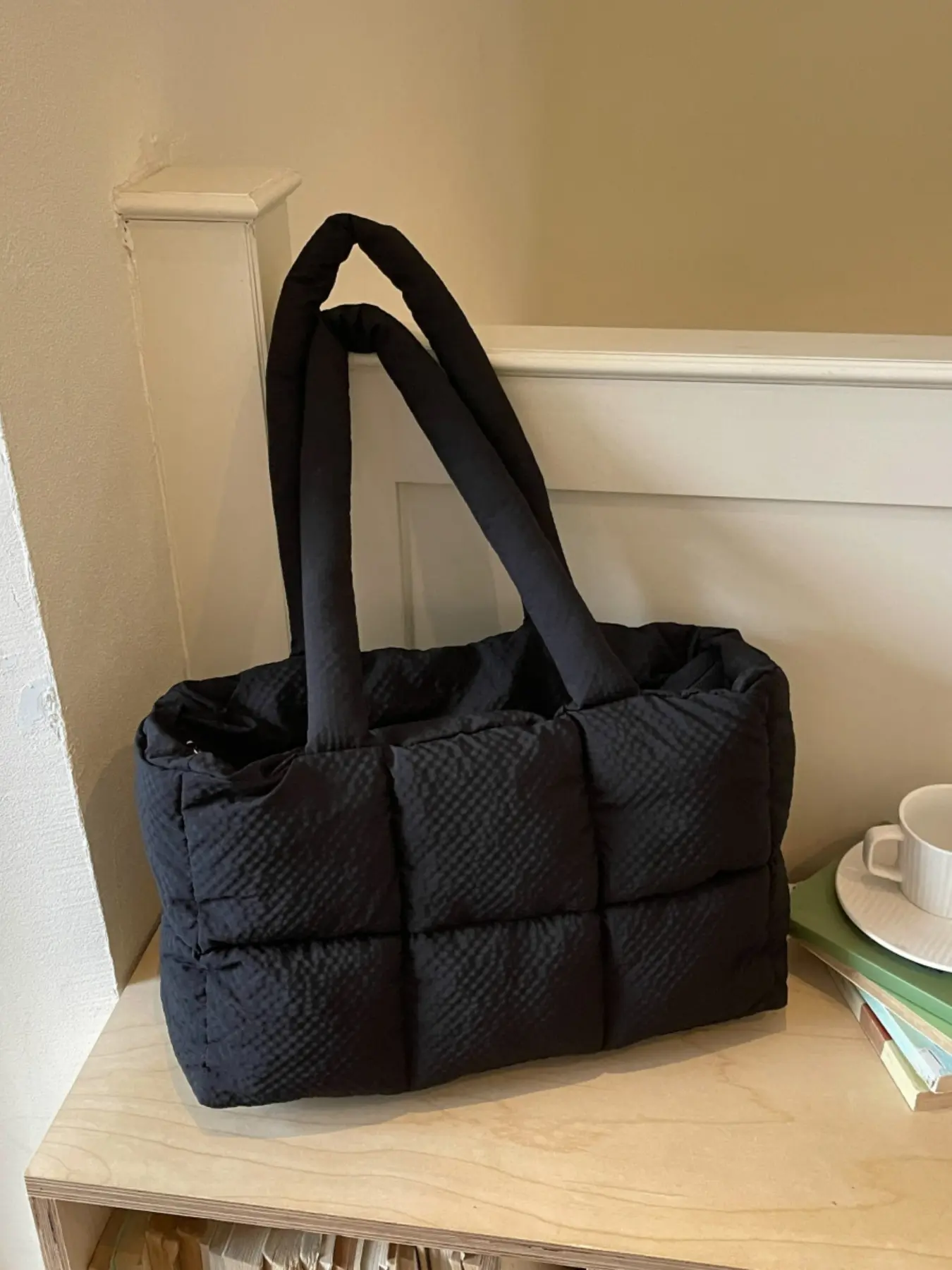 Simple and lightweight comfortable shoulder bag, large-capacity soft quilted square tote bag, suitable for daily commuting, shopping, and short trips