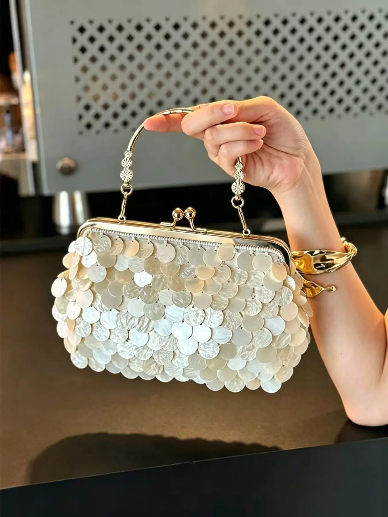 Gentle and lightly luxurious handmade sequin shell handbag, perfect for daily dates, parties, and dinner events. A niche-designed, stylishly delicate handbag that pairs well with a chain for a versatile crossbody look. Crossbody Shoulder Purse