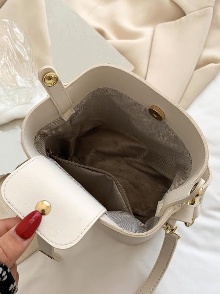 Small and simple fashion bucket bag with niche design, multiple colors, metal buckle handbag, casual trendy handbag, crossbody bag, fashionable commuter bag, versatile and large capacity, suitable for office workers shopping, dating, etc.