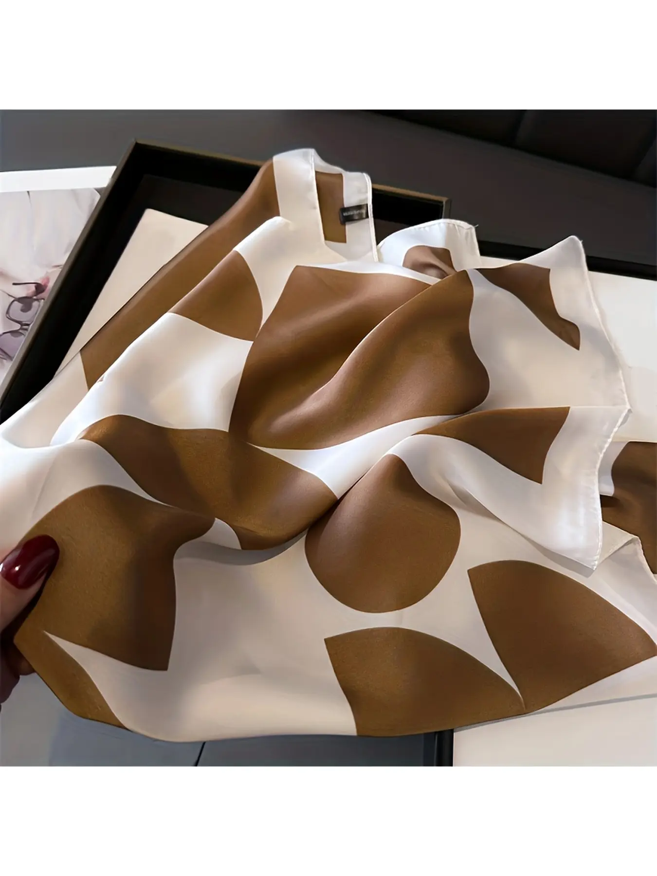 Geometric pattern scarf. Silk-like smooth material. Available in three colors: blue, beige, and black. Multi-functional use. Headscarf, scarf, shawl. Suitable for all seasons. Fashionable item.