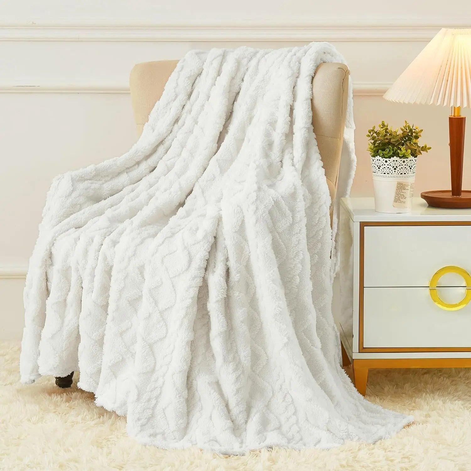 Soft Fluffy Plush Blanket, All Season Versatile Throw, Cozy Home Blanket, Lightweight Warm Cover, Ideal for Bed Couch Travel Camping