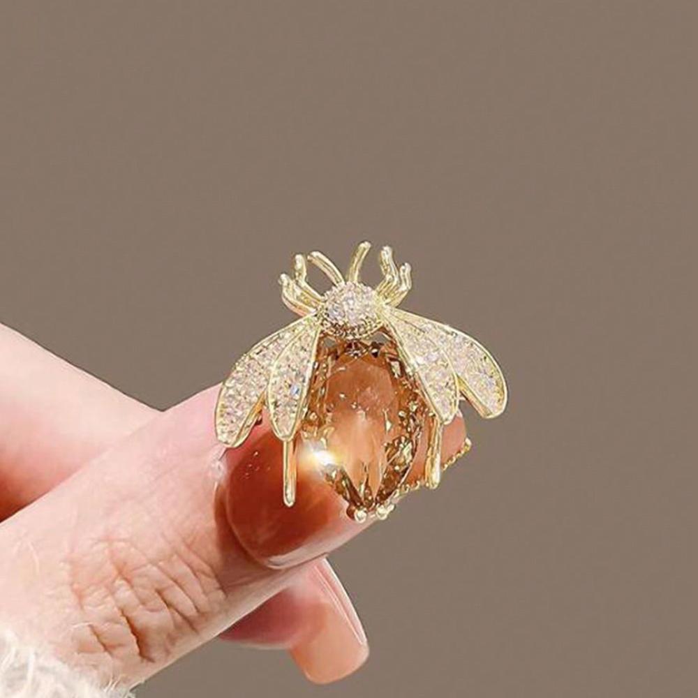 Women's Bee Brooch - Bee and Honeycomb Theme Lapel Pin, Light Luxury Style, Suitable for Suit and Dress Accessories, Jacket, Shirt, Bag Decoration, Gift for Teacher's Day, Christmas, Easter, and School and Office Clothing Accessories
