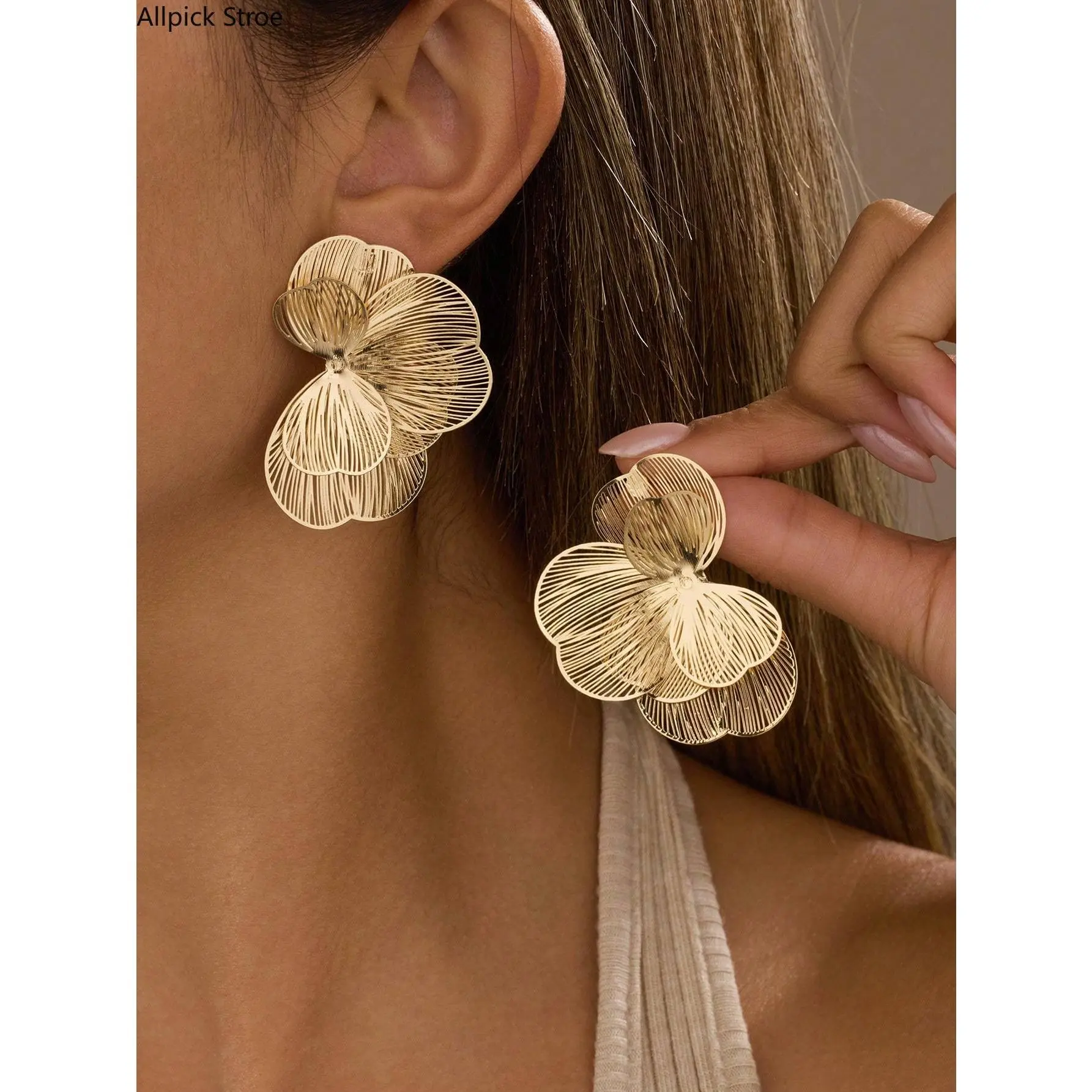 Women's 4-Pc Elegant Gold Flower Stud Ear Accessories, Hypoallergenic Polyester Small Stud Earrings, One-Size for Daily Use, Party Gifting (Bag Charm Accessory)