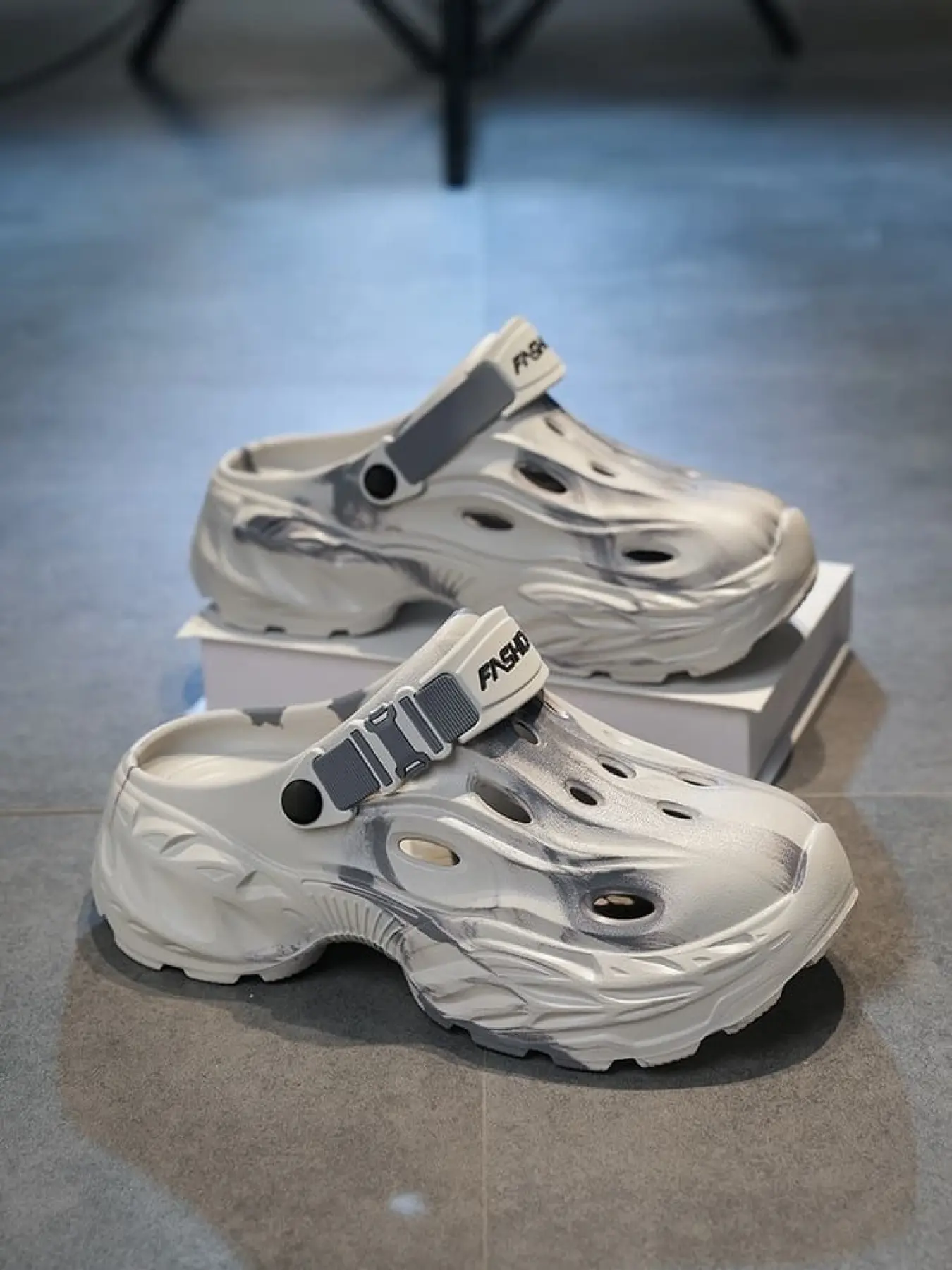 1 Pair Couple Gradient Tie Dye Functional Clogs Futuristic Trend Round Toe Protector Adjustable Buckle Strap 3 Ink Colors Wide Hollow Short Trip / Seaside Water Play - Foam EVA, Fast Drain Full Palm Cushion Anti Slip Anti Roll Over