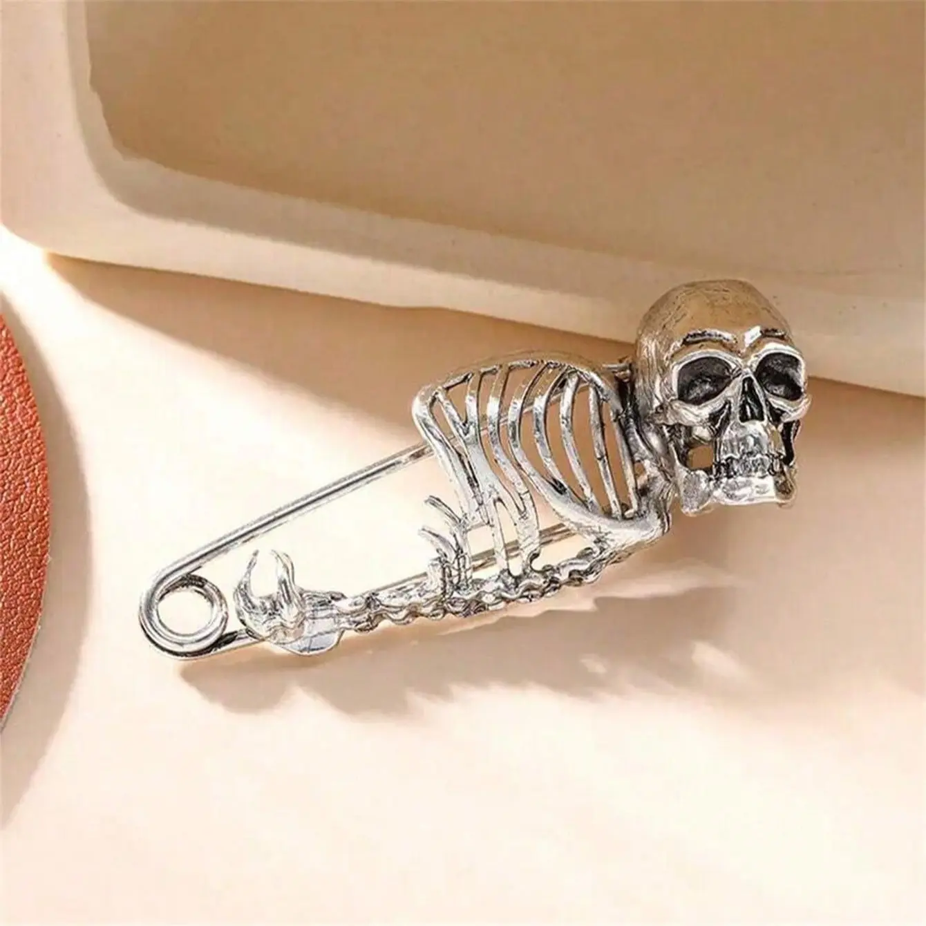 1 Piece Vintage Skull Brooch, Dark Gothic Style Pin, Waist Clothing Accessory Jewelry, Perfect Gift for Birthday, Graduation, Home Decor, Halloween Decor, Autumn Ornament & Room Decoration