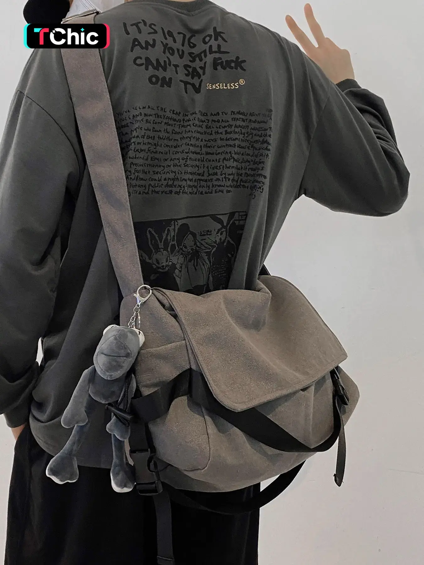Retro and relaxed casual versatile tote bag with flip design, featuring frog doll pendant design, large capacity fashionable and practical texture single shoulder crossbody bag, suitable for daily commuting and shopping Fashion Crossbody Bags
