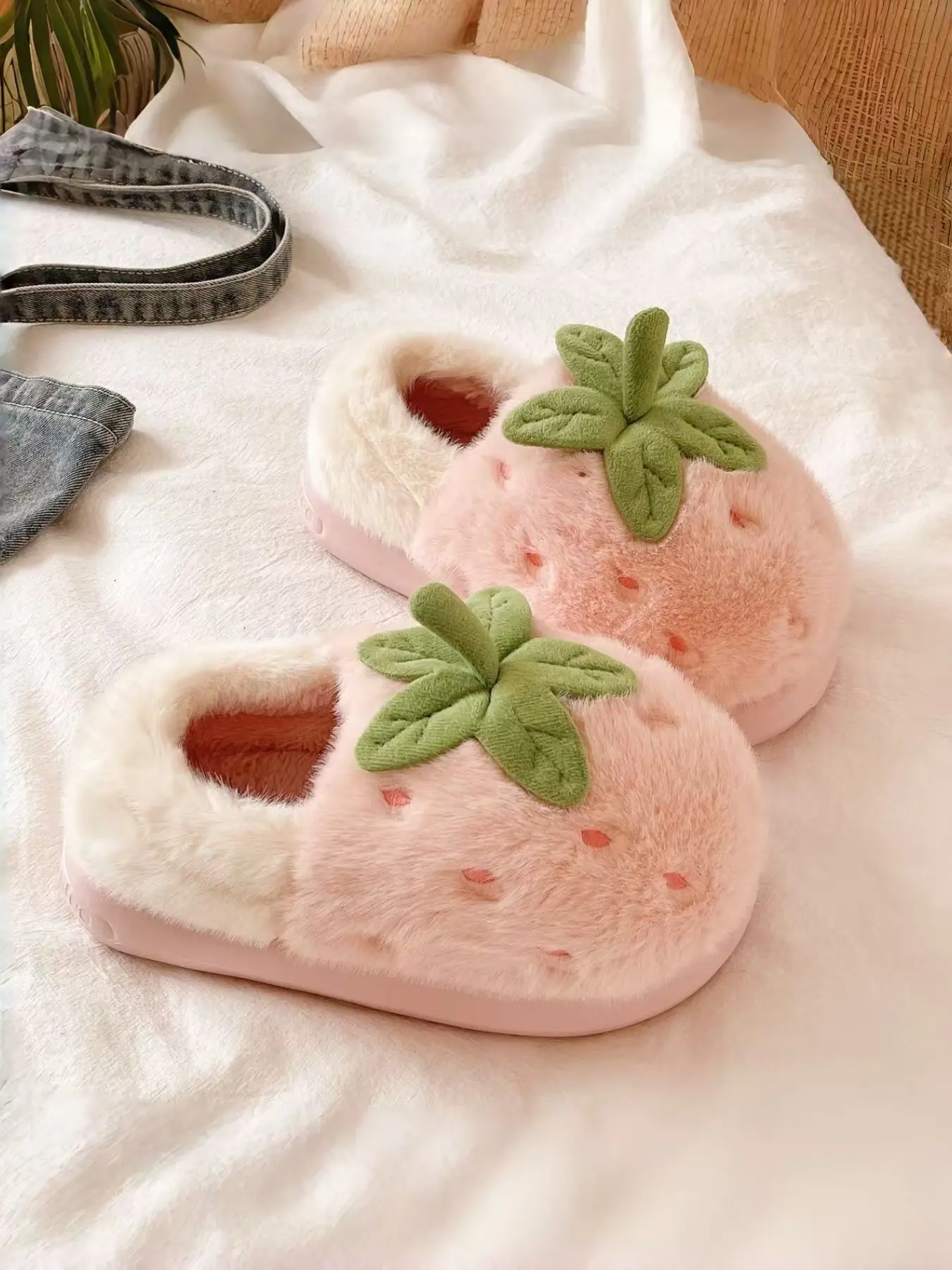 Cute Strawberry Plush Slippers, Thickened Soft Sole, Non-Slip Indoor Shoes, Winter Warm Cotton Slippers, Casual Home Footwear