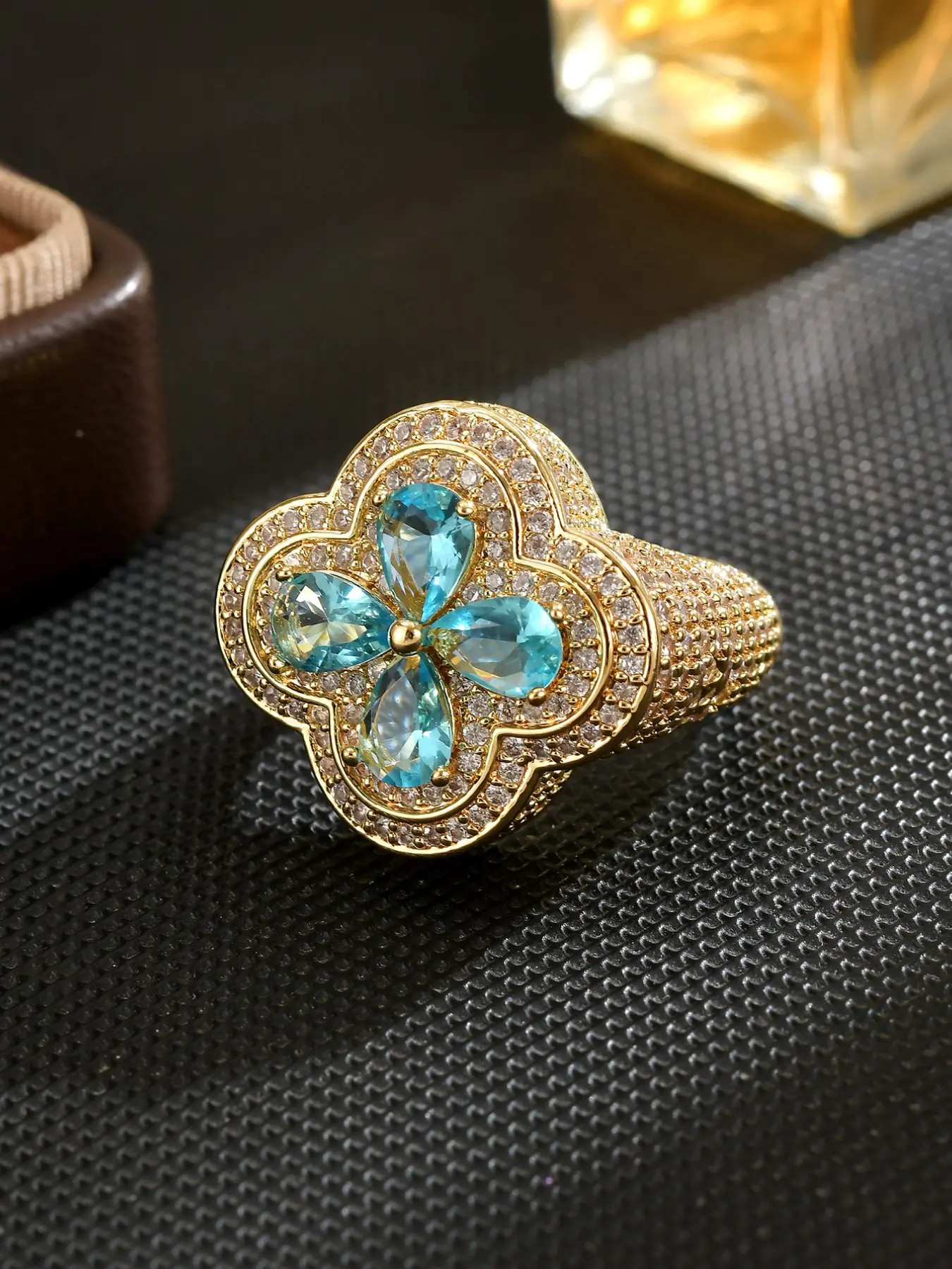 Unique Clover Ring with Artificial Zircon, Unisex Elegant Jewelry, Lucky Charm Gift, Perfect for Birthdays and Anniversaries