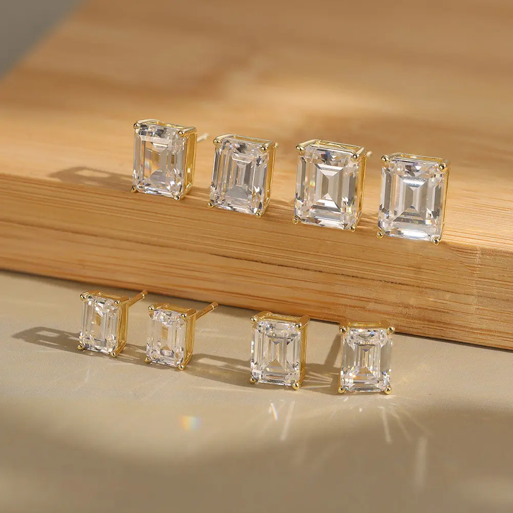 Fashionable light luxury classic four-prong stud earrings for men and women, suitable for everyday wear and parties, 925 silver, color D, VVS moissanite jewelry