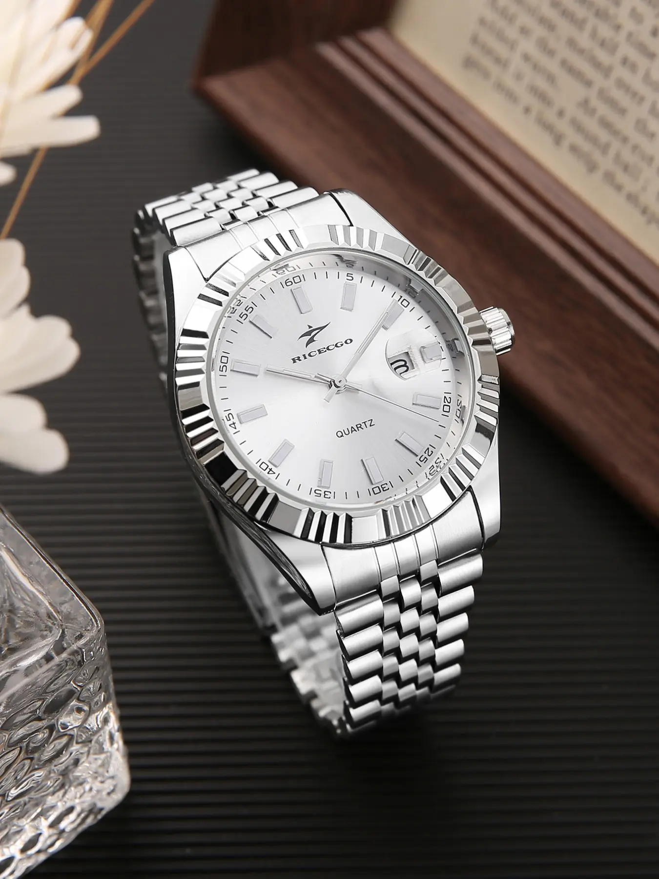 Business and leisure men's quartz Stainless Steel Wristwatch with Quartz Movement classic Steel Band Watch design and calendar display, simple and atmospheric Classic Round Dial, versatile for daily commuting, showcasing a calm temperament