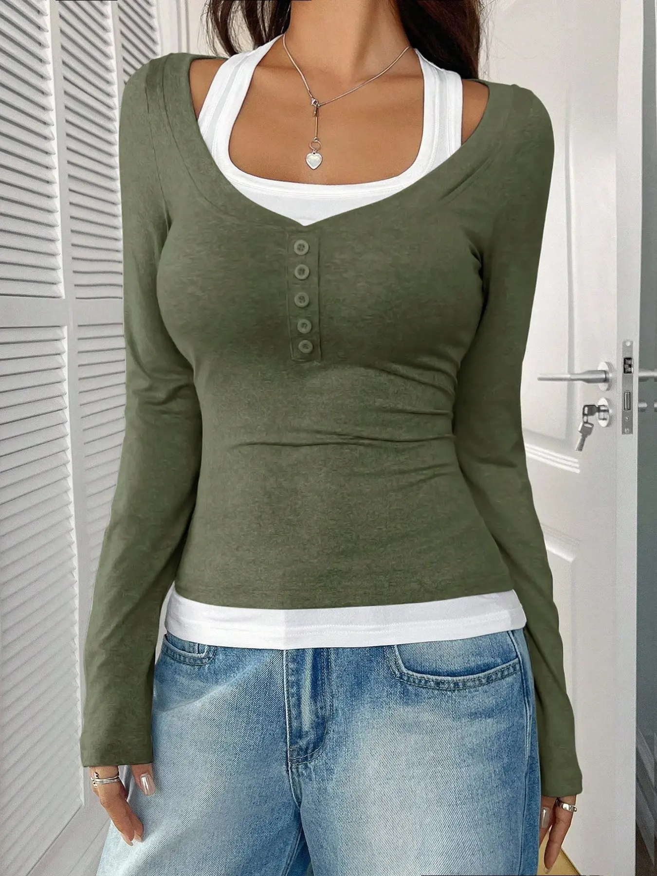 American Style Fake Two-Piece Long Sleeve T-Shirt, Large U-Neck Slim Fit, Color Block Layered Look, Short Top for Trendy Women