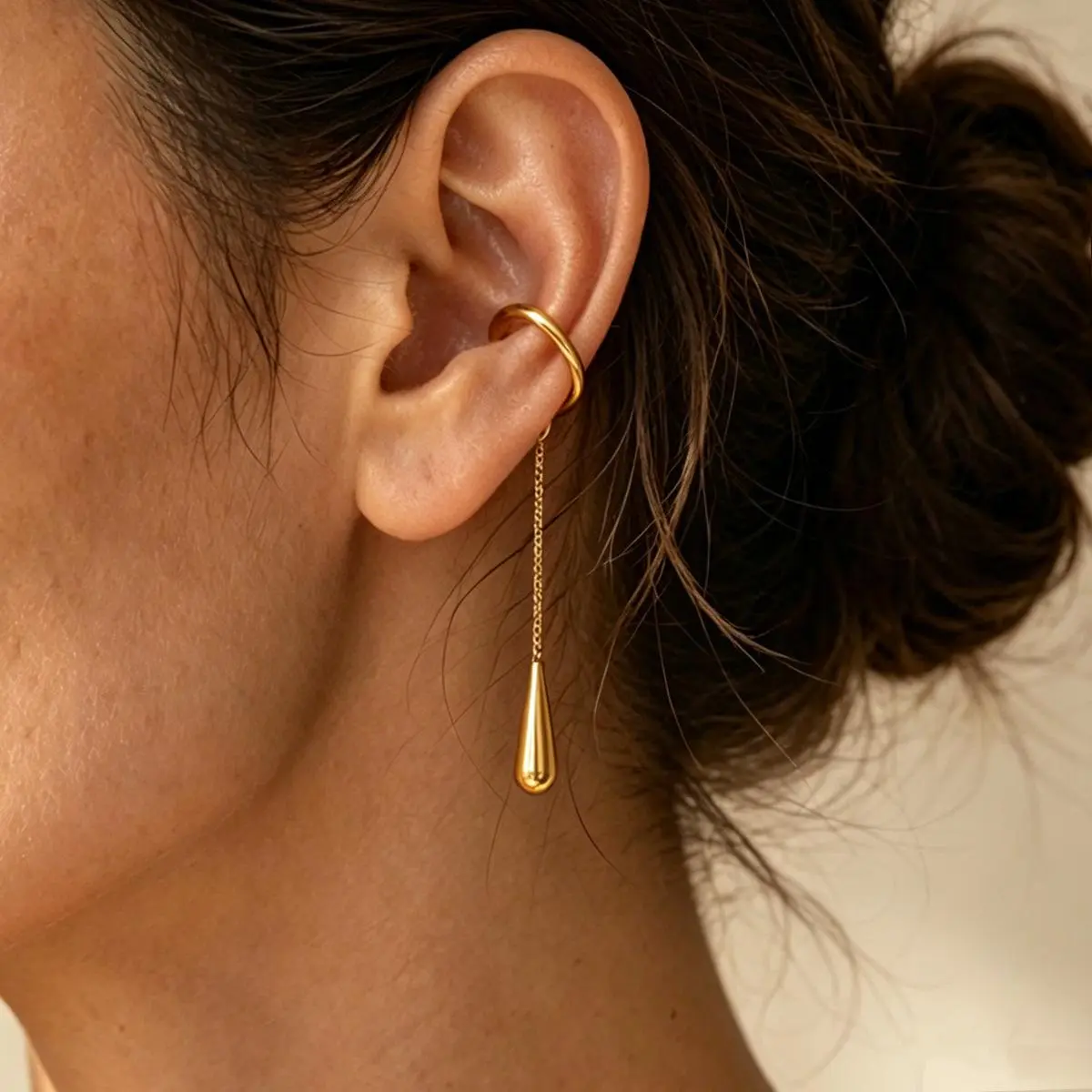 Non-Piercing Gold-Tone Ear Cuff with Long Chain Teardrop Pendant - Minimalist Baddie Aesthetic Main Character Energy Alloy Jewelry, Women's Gifts, Accessories for Women, Casual Adults Back-to-School Supplies, Clean Girl Baddie Aesthetic, Copper