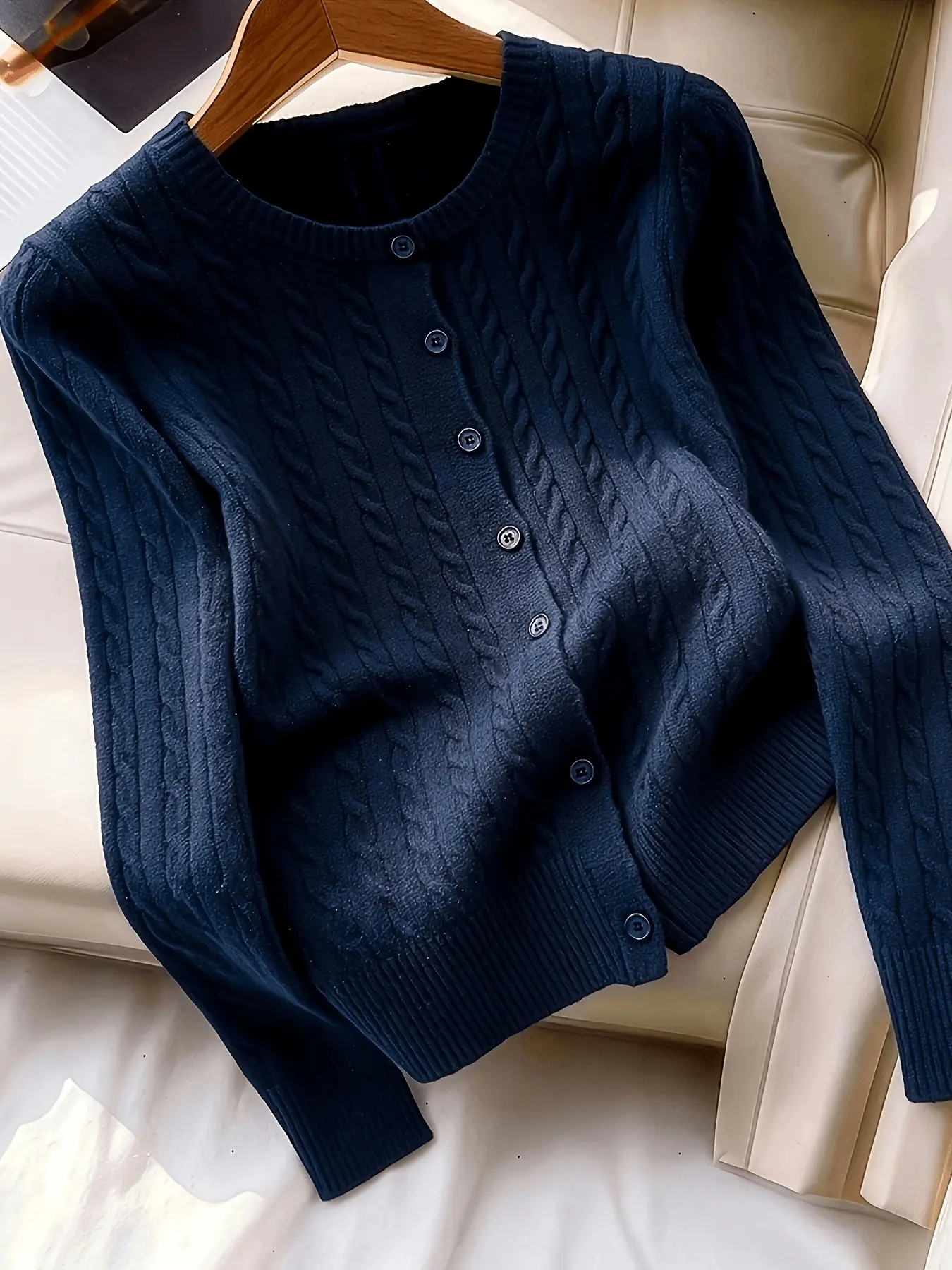 French-Style Vintage Cable Button-Front Knitwear Cardigan, Soft, Comfortable, and Versatile Women's Spring/Autumn Apparel, Fashionable and Elegant Women's Sweater