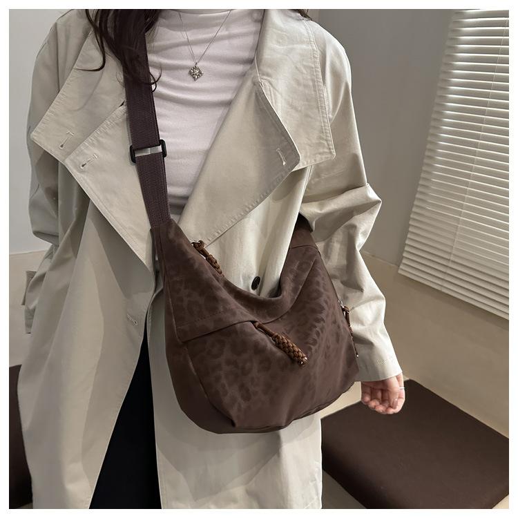 Fashion Leopard Print Crossbody Bag New Chain Fashionable and Versatile Shoulder Bag for Women Casual and Simple Commuting Bag