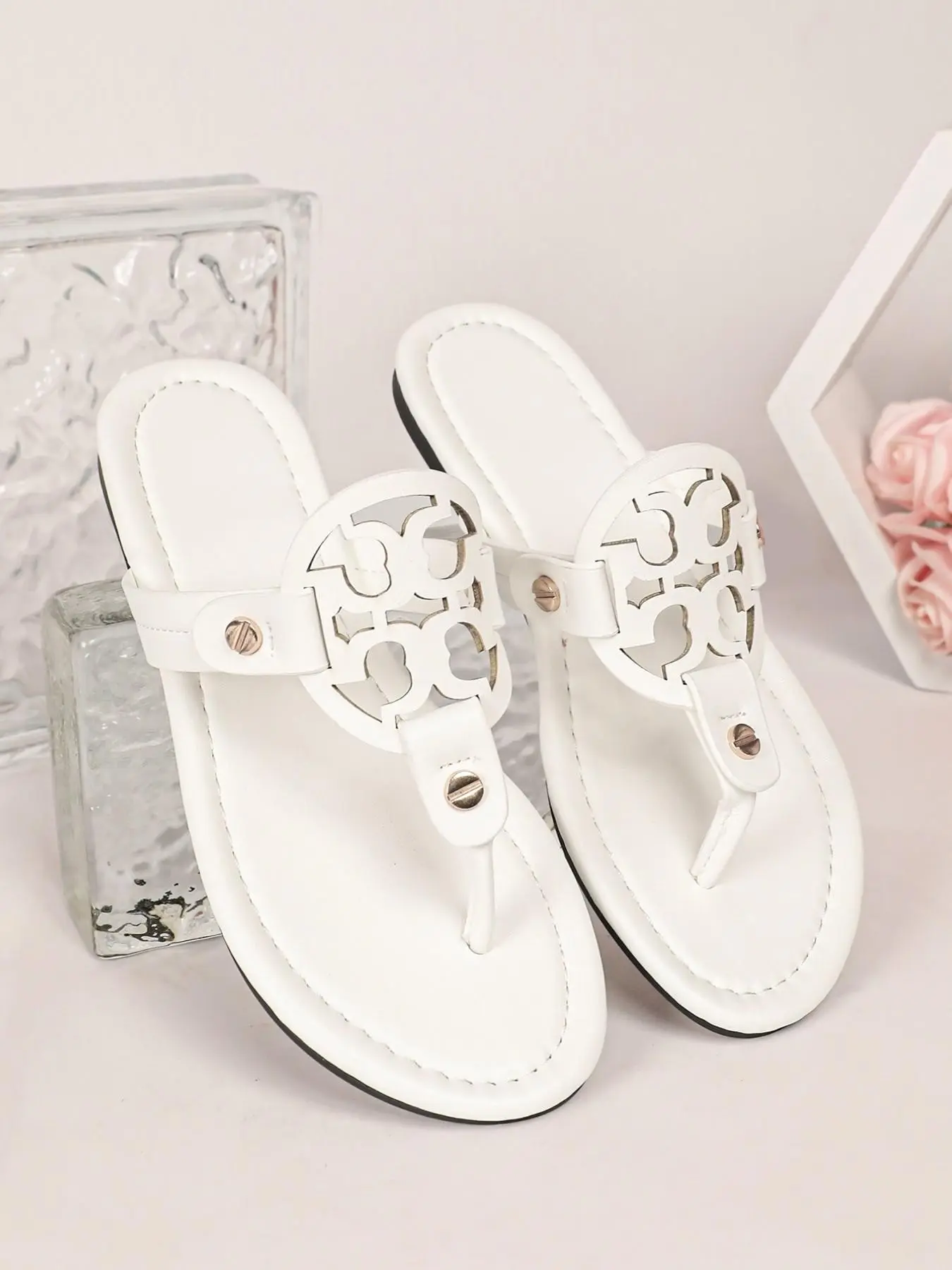 2026 Summer Retro Hollow Out Sandals for Women, Soft Sole Flat Flip Flops, Outdoor Beach Shoes, Vacation Style, Comfortable and Stylish