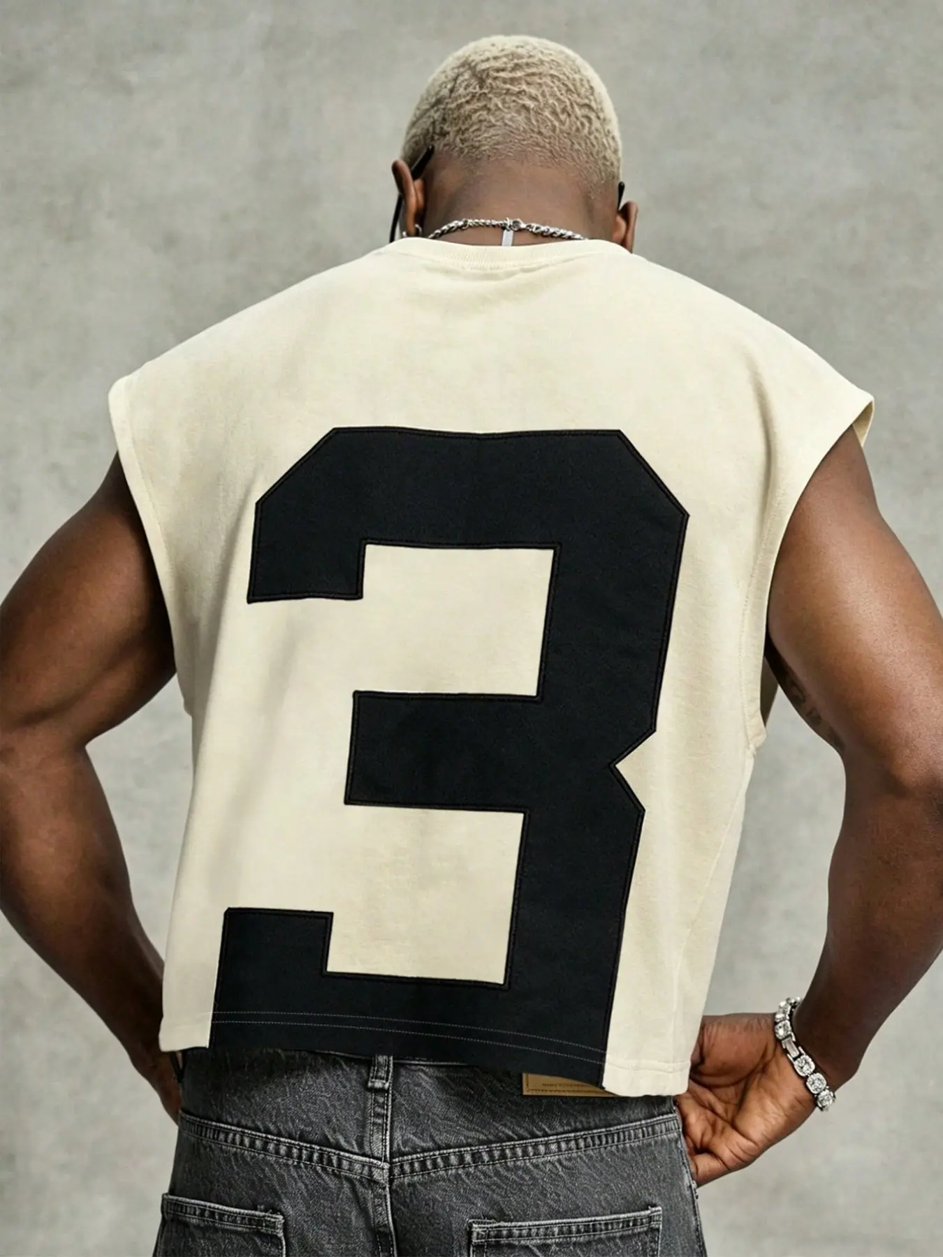 Men's Sleeveless T-Shirt with Geometric Back Graphic, Ribbed Crew Neck and Double-Stitched Hem for Casual Wear