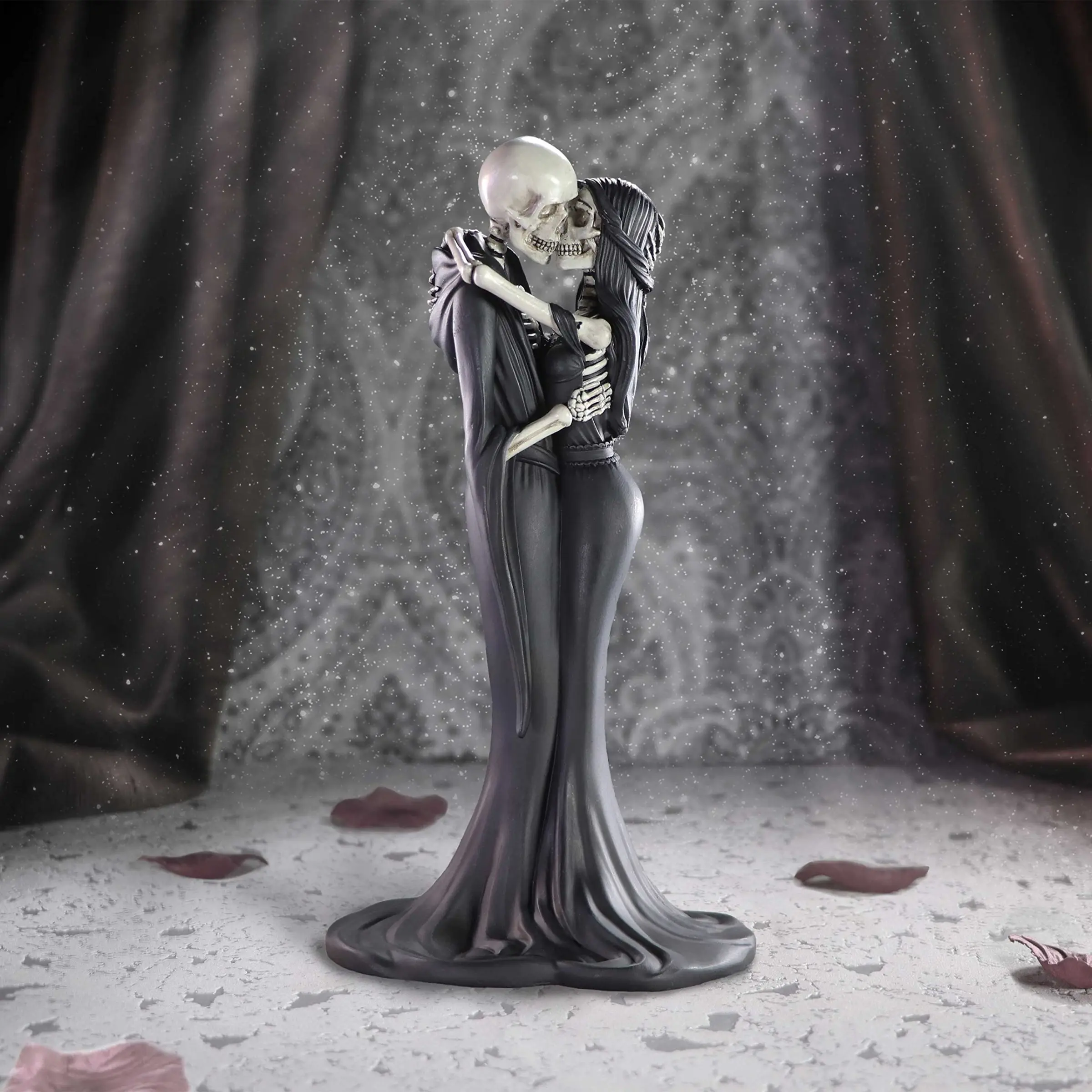 Halloween Eternal Embrace Skull Statue, Hand-Painted Resin Gothic Couple Sculpture, Romantic Skull Decoration Ornaments, Statues for Home Decor, Perfect Gothic Wedding Cake Topper, 16cm/6.2inch
