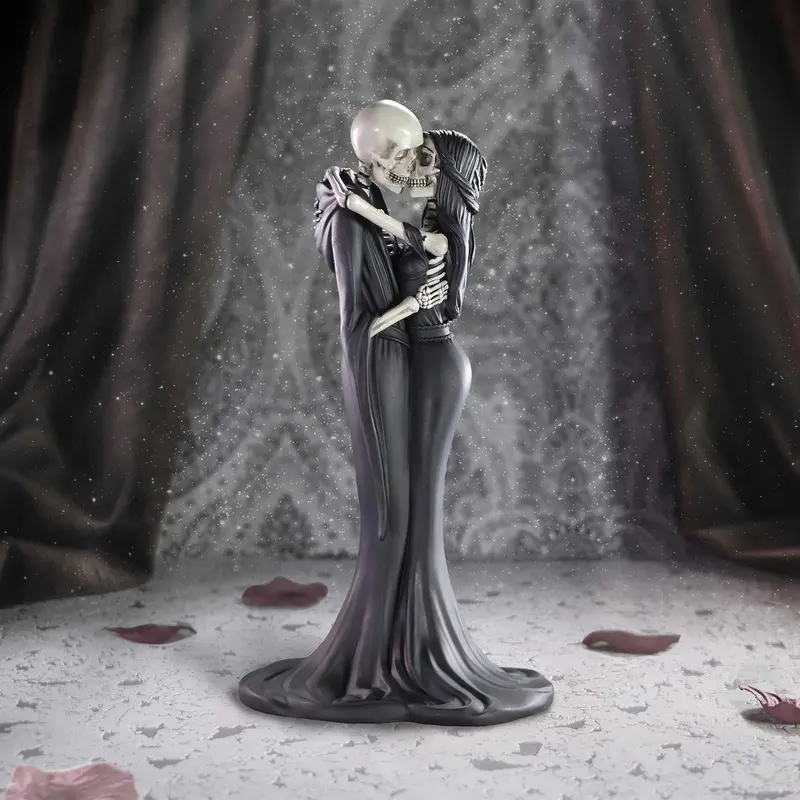 Halloween Eternal Embrace Skeleton Couple Statue, Hand-Painted Resin Gothic Sculpture, Romantic and Gothic Wedding Cake Topper, 16 cm/6.3 in, Decorative Figurines