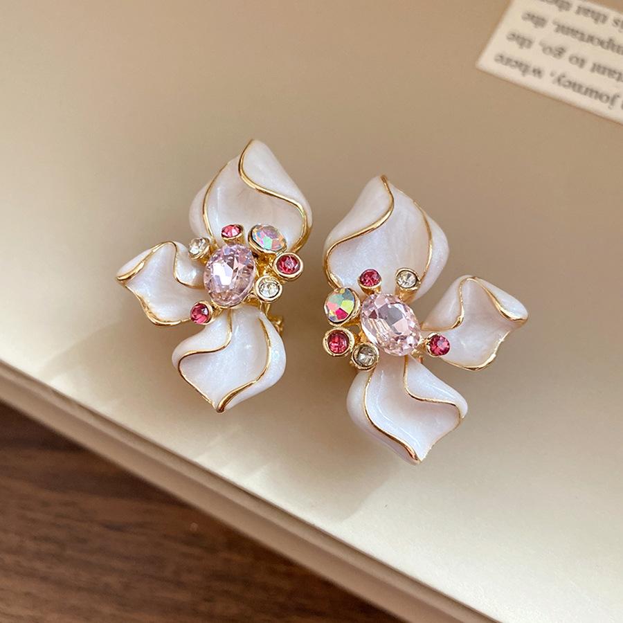 Silver needle studded with diamonds, oil-dripping flower ear clip, ear stud, mid-century vintage, retro earrings, light luxury and high-end women's jewelry