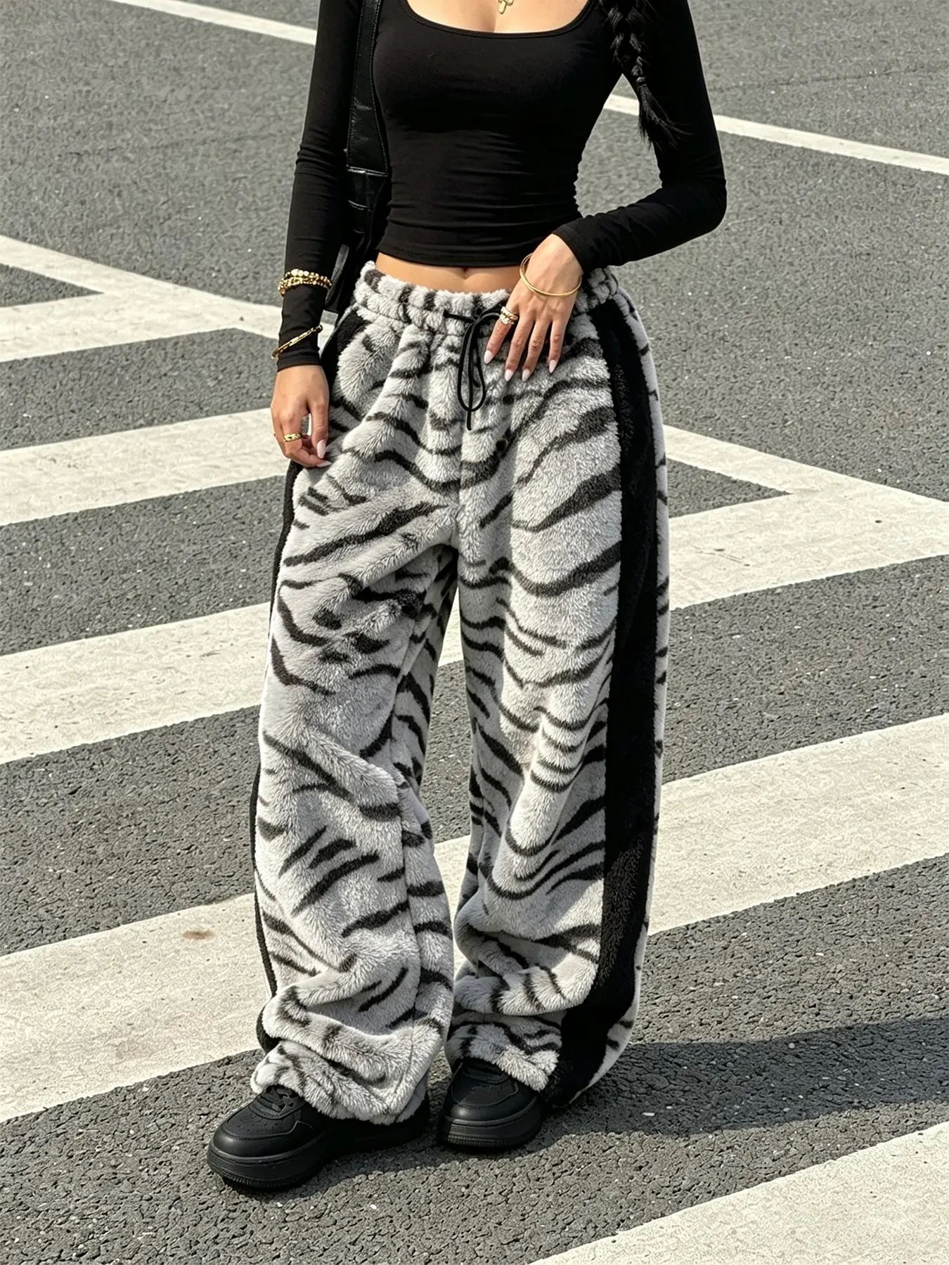 Tiger Print Plush Wide Leg Sweatpants, Casual Fall Winter Trousers, Adjustable Waist, High Waist Long Legs, Y2K Style