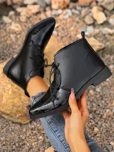 2026 New European and American Style Patchwork Chelsea Boots, Pointed Toe Lace-Up Low Heel Short Boots, Slimming and Elegant Office Women's Shoes